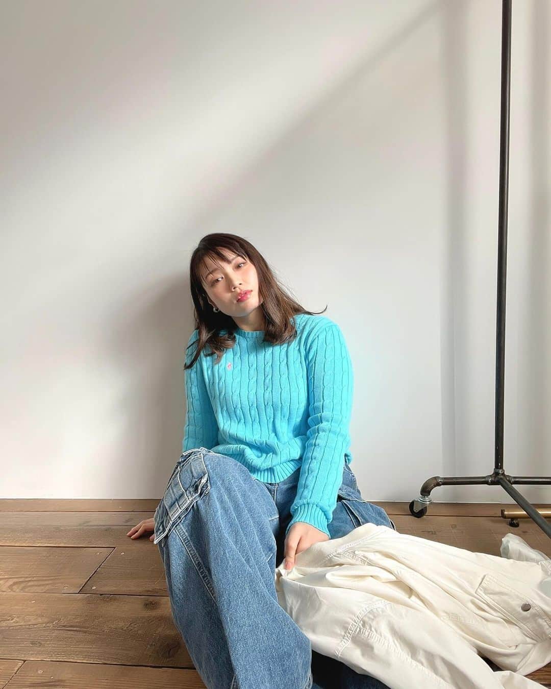 小川みこのインスタグラム：「. 今日は鮮やかニット🩵 ピンクのワンポイント刺繍がなんとも可愛い！！ . 春先まで使えるな👼 みんなは春何色着たい？？」