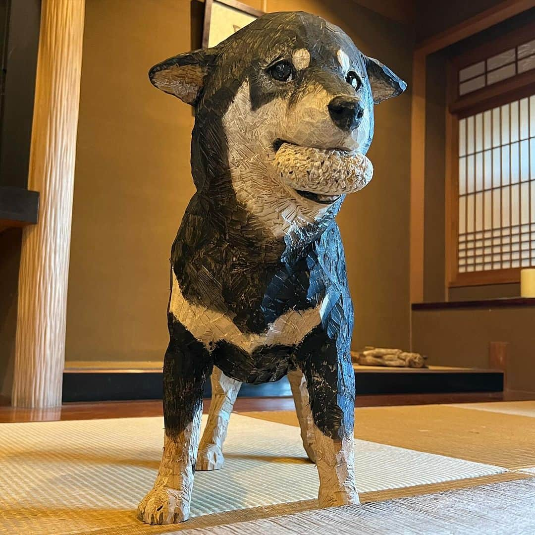 はしもとみおのインスタグラム：「確信犯 ついにアトリエからみなさまの元へ  #wood #woodcarving #shiba#shibainu #dog#miohashimoto #art#woodsculpture #sculpture#onigiri #おにぎり #柴犬 #黒柴 #黒柴月くん」