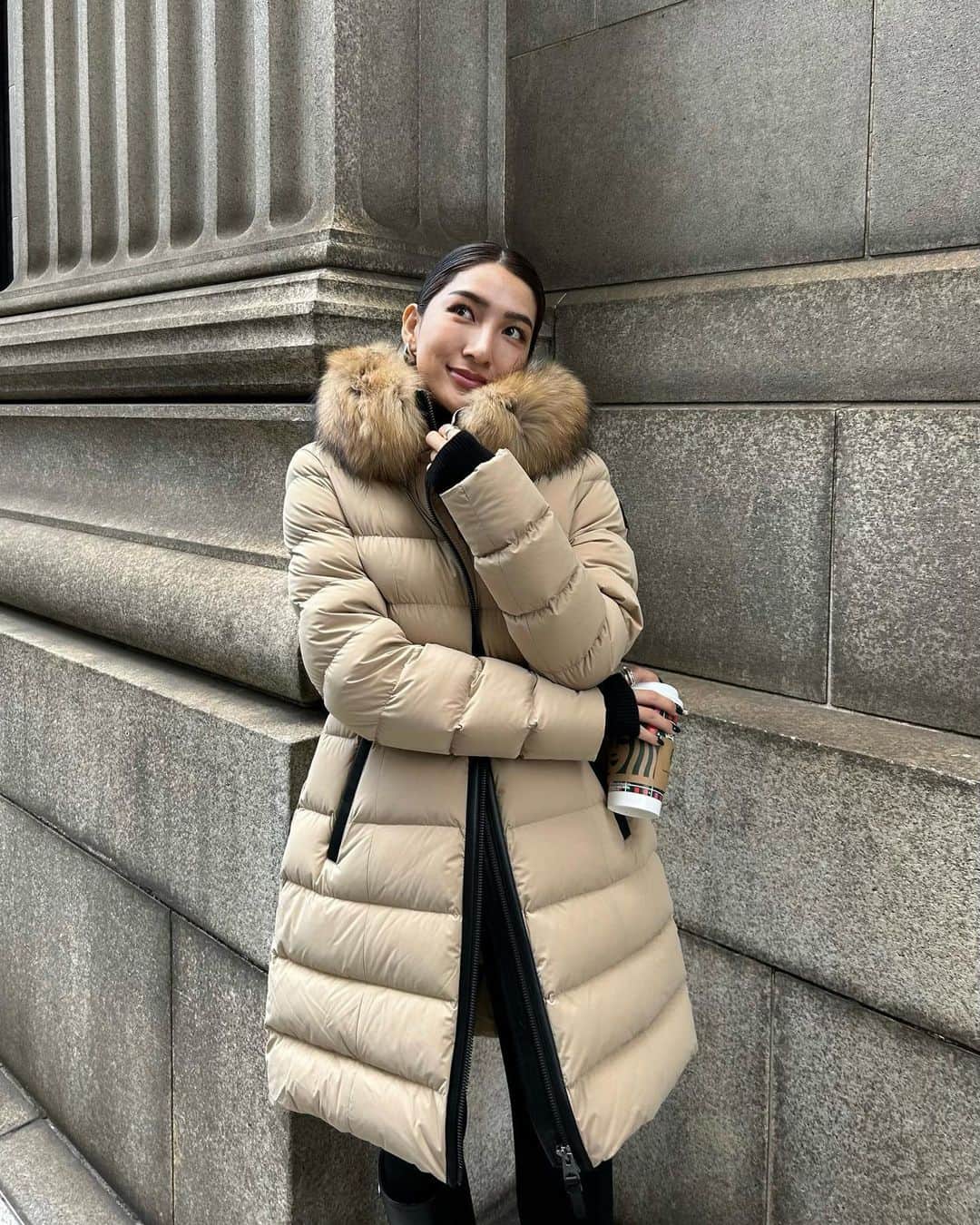 HARUEのインスタグラム：「@mackage  今年も本命ダウンは、MACKAGE 🤍  びっくりするほど軽くて温かいのに 着ぶくれしない細見えシルエットで✨  品のあるラグジュアリーなデザインがお気に入り⛸️  保温性だけじゃなく撥水性も高いので キャンプなどのアウトドアにもおすすめです♩  MACKAGE POPUP________________  10/25(水)〜2024/1/30(火)の期間 阪急うめだ本店 4Fにて開催されてます ⛄️ ________________________________  #PR #mackage #マッカージュ #ダウン」