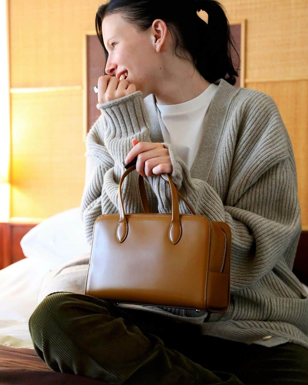 CLUÉLmagazineさんのインスタグラム写真 - (CLUÉLmagazineInstagram)「. Amour, et la Paris パリに恋する、《トゥティエ》のバッグ👜  韓国で2019年にスタートしたバッグブランド《トゥティエ》は、フランス語を専攻していた女性デザイナーが立ち上げたバッグをメインとするレザーブランド。 フランスを旅するなかで出会った建築やインテリアにインスパイヤされたアイテムを展開する。  ✔Sac Loquet Small ブランドがイメージする、パリの女性らしいキャメル色がエレガントでシックな雰囲気の“ラケット スモール”。カジュアルにもドレスにもマッチするサイズ感は、シーンを選ばず重宝する。 サイドの金具デザインとクラシックなフォルムに、ブランドのアイデンティティが宿る。  ーーー  POP-UP STORE OPEN📢 明日12/2（土）から、表参道にて《トゥティエ》のポップアップストアがオープン。 ブランド初のグローバル進出となる今回のポップアップでは、人気のアイコンバッグをはじめ、12種類のカバンや革小物など、新作から限定アイテムまでさまざまなアイテムがラインナップ！ ソウルのフラッグシップストアと同じような世界観と雰囲気を感じられる2フロアで、上質なレザーコレクションを実際に目で見て触れてみて🔍  12月2日（土）〜12月22日（金）までの期間限定オープン 東京都港区北青山3-5-22 1F2F 12:00〜20:00  #toutyest ・・・・・・・・・・・・・・・・・・・・・・・・・・・  #cluel #クルーエル #cluelmagazine #クルーエル女子 #fashion #ファッション好き #ファッション雑誌 #おしゃれ #グッドガール #冬コーデ #トゥティエ #レザーバッグ #バッグブランド #韓国ブランド #韓国 #ポップアップストア #ニットコーデ #シンプルコーデ #ボーイッシュ女子 #シンプルが好き  こちらのアカウントもフォローしてね！ @cluel_homme @navys_magazine」12月1日 17時00分 - cluelmagazine