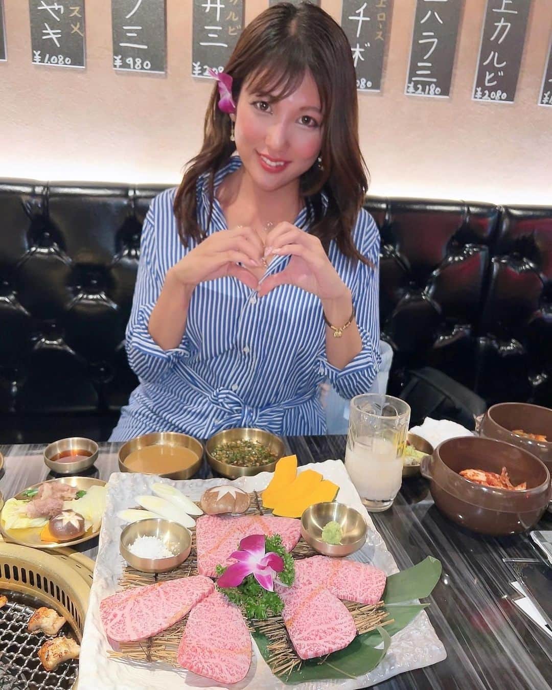 神谷麻美さんのインスタグラム写真 - (神谷麻美Instagram)「#新兄夫苑 行ったよ🥰❤️🌸✨️  豪華な韓国焼肉のお店だよ🥰❤️✨️ 全部美味しすぎるし、盛り付け方が可愛すぎて、最高っ🥰💖✨️  ハートの牛タン 1mもあるの！💖✨️ 鰻はふっくら厚くて柔らかくて美味しくて、 チヂミもサラダもすごく美味しかったぁ🥰💖✨️  大好きな新鮮レバーもあって、幸せ🥰💖✨  🇰🇷🌹💖✨️ ・1メートルの一本生牛タン ・うなぎ焼き ・新兄夫サラダ(シンヒョンブサラダ) ・新鮮レバー ・チャドル巻きチム(牛のブリスケ) ・鍋の季節 ・鉄板ビビンバ(ユッケトピング) ・新兄夫サラダ(シンヒョンブサラダ) ・新兄夫チヂミ(シンヒョンブチヂミ)  ご飯やキュウリとか混ぜるだけで作れるオリジナル商品の #キムチプロ、#ビビンプロ が凄く美味しいっ❣️🥰✨️  家で簡単に作れるからとても嬉しい🍳❣️楽しみっ🥰💖✨️いっぱい作ろう👩‍🍳💖✨️  店内も素敵で🌸✨️ 全部料理豪華で可愛くて、すごく美味しかったぁ🥰❤️🌹✨️  @yakiniku_sinhyungboo_official  #シンヒョンブエン #新ヒョンブ苑 #兄夫食堂　#형부식당 #東京 #tokyo #도쿄  #韓国 #韓国料理 #家庭料理 #韓国家庭料理 #mealkit #신형부엔 #焼肉 #焼肉専門　 #まいうー #赤坂 #akasaka #赤坂韓国料理#아카사카 #忘年会 #新年会」11月30日 17時56分 - asamice428