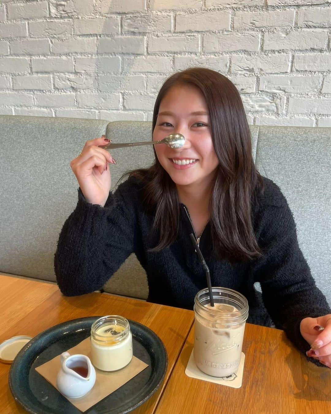 塩越柚歩のインスタグラム：「. 冬でも冷たい飲み物頼みがち☕️🥛🧊 プリンは固め柔らかめどっち派？🍮 私はめっちゃ悩んで固め派🍮 ⁡ 明日は華金！お仕事ラスト頑張りましょう〜！！ ⁡ 20:00からの、おはなとのインスタライブも観にきてね〜👀🌼 ⁡ #オフノイチニチ #WEリーグ #浦和レッズ #三菱重工浦和レッズレディース #塩越柚歩」