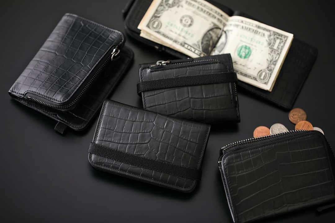 ヘッド・ポーターのインスタグラム：「RAMIDUS  NEW COLLECTION  “CROCO"  Available in RAMIDUS STORE & ONLINE December 2nd.  ニュースタンダードをテーマに掲げるラミダスの新たな定番シリーズとして、上質なイタリアンレザーに美しいクロコダイルの型押しを纏った CROCO シリーズが登場します。 ベーステクスチャーに厳格な国際基準に準拠した製革業者にのみに与えられる LWG 環境認証シルバーランクのタンナーが供給する、クロム、メタルフリーなめしの牛革を採用。革地全面に施された存在感のあるクロコダイルの型押しと、徹底的にエッジを削り滑らかにラウンドしたデザインが特徴的で、使い込むほどに艶めいた表情を見せる経年変化が魅力です。ポケットサイズの小物を中心にマネークリップにコイン収納、カードケースにコイン収納、コインケースにはカード収納を装備するなど、ユーザーそれぞれがシーンに合わせて用途を設定出来るユーティリティーな機能性を持ったアイテムをラインナップしました。 立体感のあるレザーの陰影が醸し出す上質でラグジュアリーなコレクションをお楽しみください。  こちらのコレクションは、2023年12月2日 (土)より RAMIDUS TOKYO STORE、RAMIDUS ONLINE で発売いたします。 また、同日より全国の RAMIDUS 取り扱い店舗でも発売を予定しております。  CROCO, a new collection by RAMIDUS, is based on the theme of 'New Standard' and made of high-quality Italian leather with beautiful crocodile embossing.  The Italian leather on the main body comes from chrome-free and metal-free tanned cowhide supplied by tanneries with LWG environmental silver-rated certification(awarded only to those that comply with strict international standards).  Crocodile embossing characterizes the surface, which has a smooth and rounded texture by edge planing craft and will get more lustrous with years of use.  This time, CROCO focuses on pocket-sized items with utility and functionality, allowing users to set their use according to the situation.  Enjoy this new collection with its three-dimensional feeling and sense of luxury.   #croco  #crocodile  #ramidus  #ramidustokyo  #ラミダス」