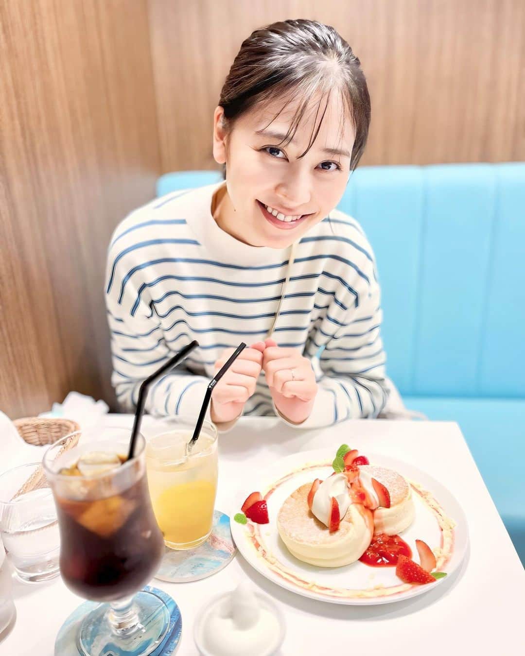 前田友香のインスタグラム：「@kana_no_mahou_tamago  オープンから気になっていた パンケーキ屋さん🥞 ふっわふっわなパンケーキと 可愛い店内🎀🩷✨ テイクアウト商品もあったよん🥞✨  最後の写真は調子乗ってます。  #カナの魔法たまごcafe  #福岡カフェ #福岡カフェ巡り  #パンケーキ」