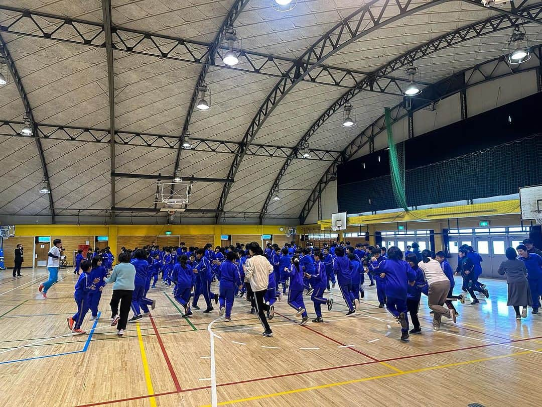 佐藤弘道さんのインスタグラム写真 - (佐藤弘道Instagram)「今日は青森県八戸市の小中野小学校で健康教育出前授業を担当させて頂きました。 第1部は地元の園児の親子体操教室。 第2部は1〜3年生の運動あそび。 第3部は4〜6年生の運動あそび。 小中野小学校の生徒は、みんな明るくて素直で可愛かったぁ〜♡ また機会が出来たら一緒に遊ぼうね！ 教職員の先生方、準備から片付けまでありがとうございました。 校長先生、本当に色々とお世話になりました。 今回はとても楽しい時間でした。 また機会がありましたら、ぜひよろしくお願いいたします(^^)  #健康　#教育　#公開　#授業 #小中野小学校」11月30日 17時57分 - satouhiromichi023