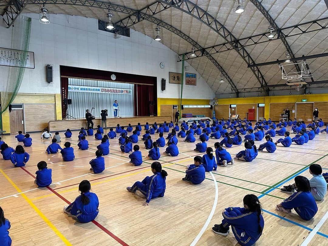 佐藤弘道さんのインスタグラム写真 - (佐藤弘道Instagram)「今日は青森県八戸市の小中野小学校で健康教育出前授業を担当させて頂きました。 第1部は地元の園児の親子体操教室。 第2部は1〜3年生の運動あそび。 第3部は4〜6年生の運動あそび。 小中野小学校の生徒は、みんな明るくて素直で可愛かったぁ〜♡ また機会が出来たら一緒に遊ぼうね！ 教職員の先生方、準備から片付けまでありがとうございました。 校長先生、本当に色々とお世話になりました。 今回はとても楽しい時間でした。 また機会がありましたら、ぜひよろしくお願いいたします(^^)  #健康　#教育　#公開　#授業 #小中野小学校」11月30日 17時57分 - satouhiromichi023