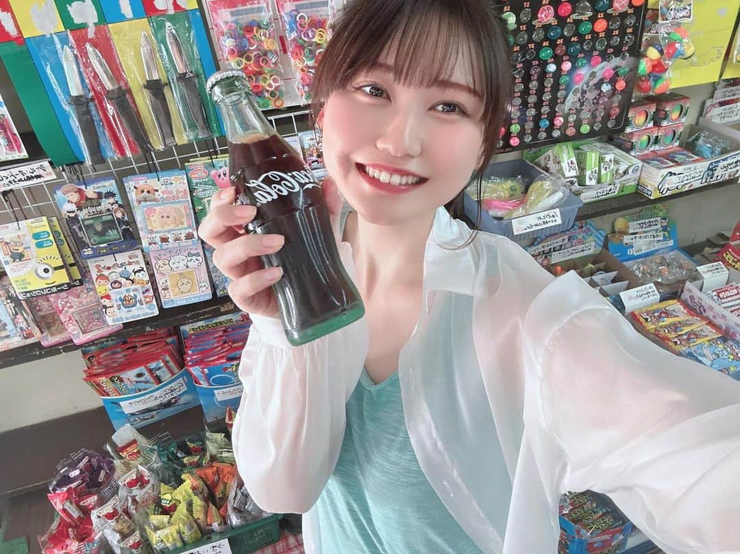 立花日菜のインスタグラム：「🅰️ ⠀ ⠀ イベントグッズ撮影のオフショット🍭 ⠀ 駄菓子屋で撮影なんて夢のまた夢だと思ってた、、❕ 撮影後にたくさん駄菓子買ってもらっちゃいました😋」