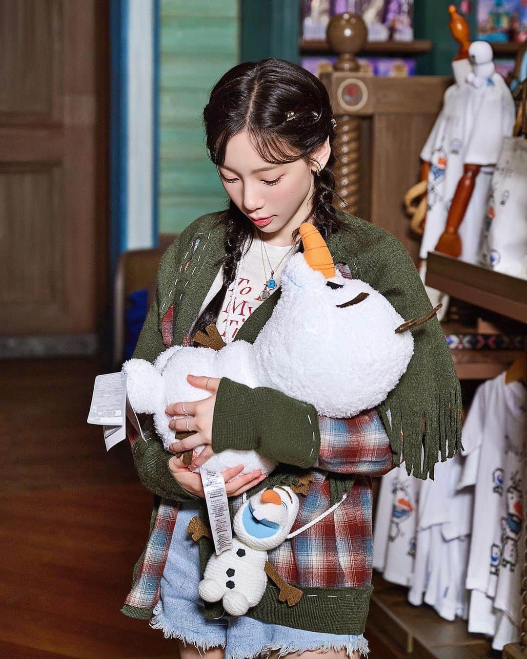 TAEYEONさんのインスタグラム写真 - (TAEYEONInstagram)「Taeyeon x Hong Kong Disneyland "World of Frozen" Stills 👧🏻❄️  @taeyeon_ss  #태연 #TAEYEON」11月30日 17時59分 - taeyeondaisy