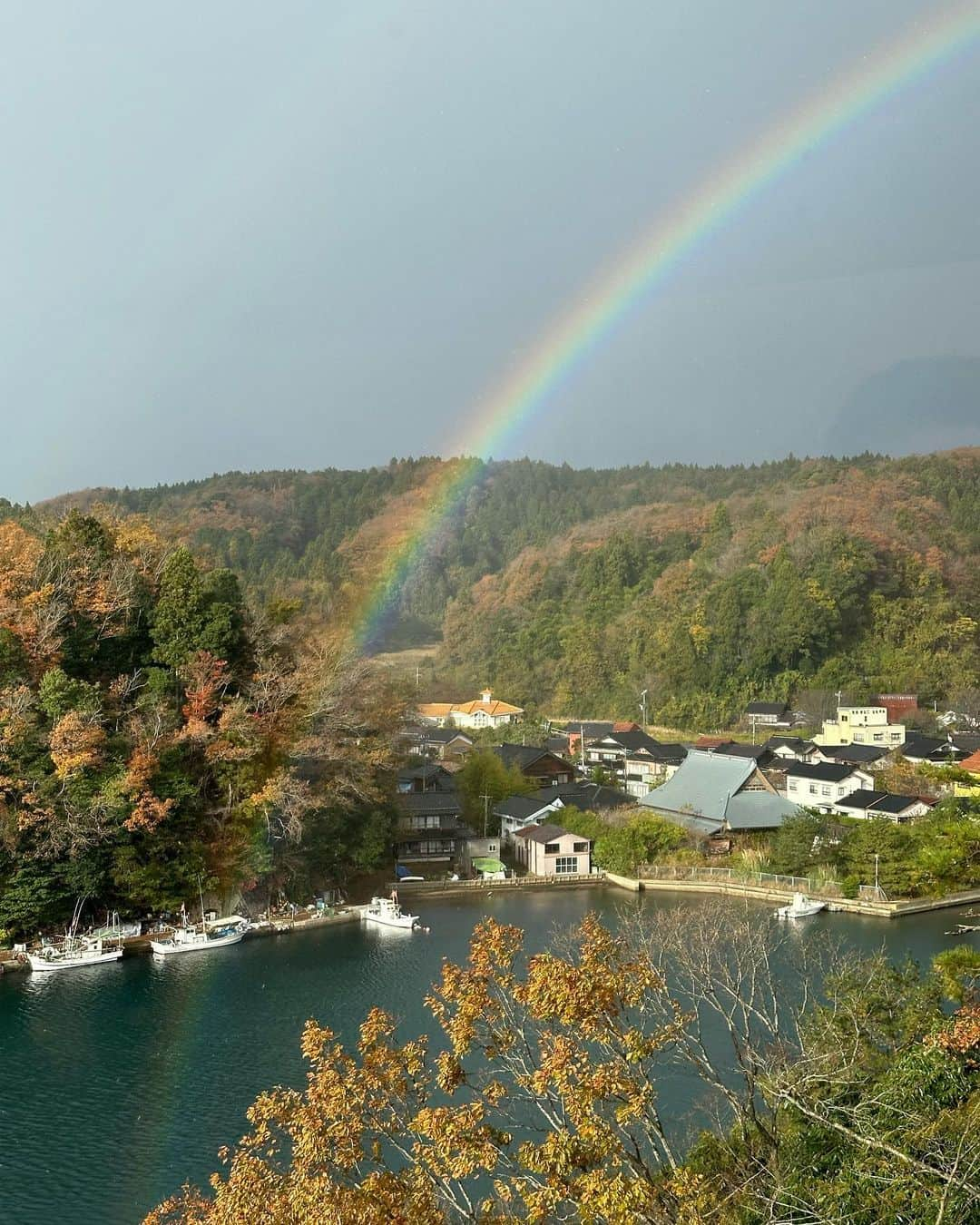 田辺かほさんのインスタグラム写真 - (田辺かほInstagram)「. あっという間で11月も終わっちゃうね😢 少しずつ寒くなってきて冬だなーって実感してきた⛄️ . 今年2度目の石川県にそして初めての能登半島へ🍁 羽田から飛行機で1時間で来れちゃうの✈️ . 宿は百楽荘へ宿泊したよ！ . お部屋の露天風呂も良かったけど貸し切り露天風呂はサウナもついていて外の露天風呂も最高だった！久しぶりにゆっくり温泉に入って満喫できたな♨️ . 朝には少し雨も止んで虹が出て来てくれたの‼️ . ちなみに私が旅行に行くといつも雨か台風だし笑 大体どこかしら休館日とかざらにあるww 今回も雨だったし行きたかったところ２つともなぜか臨時休業でした☺️笑 . 残すところ1ヶ月明日からまた頑張る！ . . . . #能登半島 #能登半島旅行 #石川県」11月30日 18時01分 - kaho__tanabe