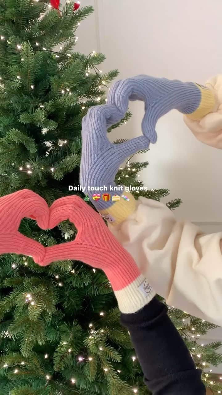 HOTPING公式アカウントのインスタグラム：「配色ディテールがかわいすぎる🎀💕 友達へのクリスマスプレゼントにいかがですか？🧸💘 かわいい手袋🧤アップデートをお楽しみに～💖  #手袋#冬アイテム#冬小物 #プレゼント#おそろい#カップルアイテム #大人女子 #大人カジュアルコーデ #プチプラファッション #プチプラコーデ #韓国コーデ #韓国ファッション #韓国ブランド #韓国スタイル #クリスマス#クリスマスコーデ#年末#fashion #code #ootd #outfit #daily #dailylook #いいね #hotping #좋아요」