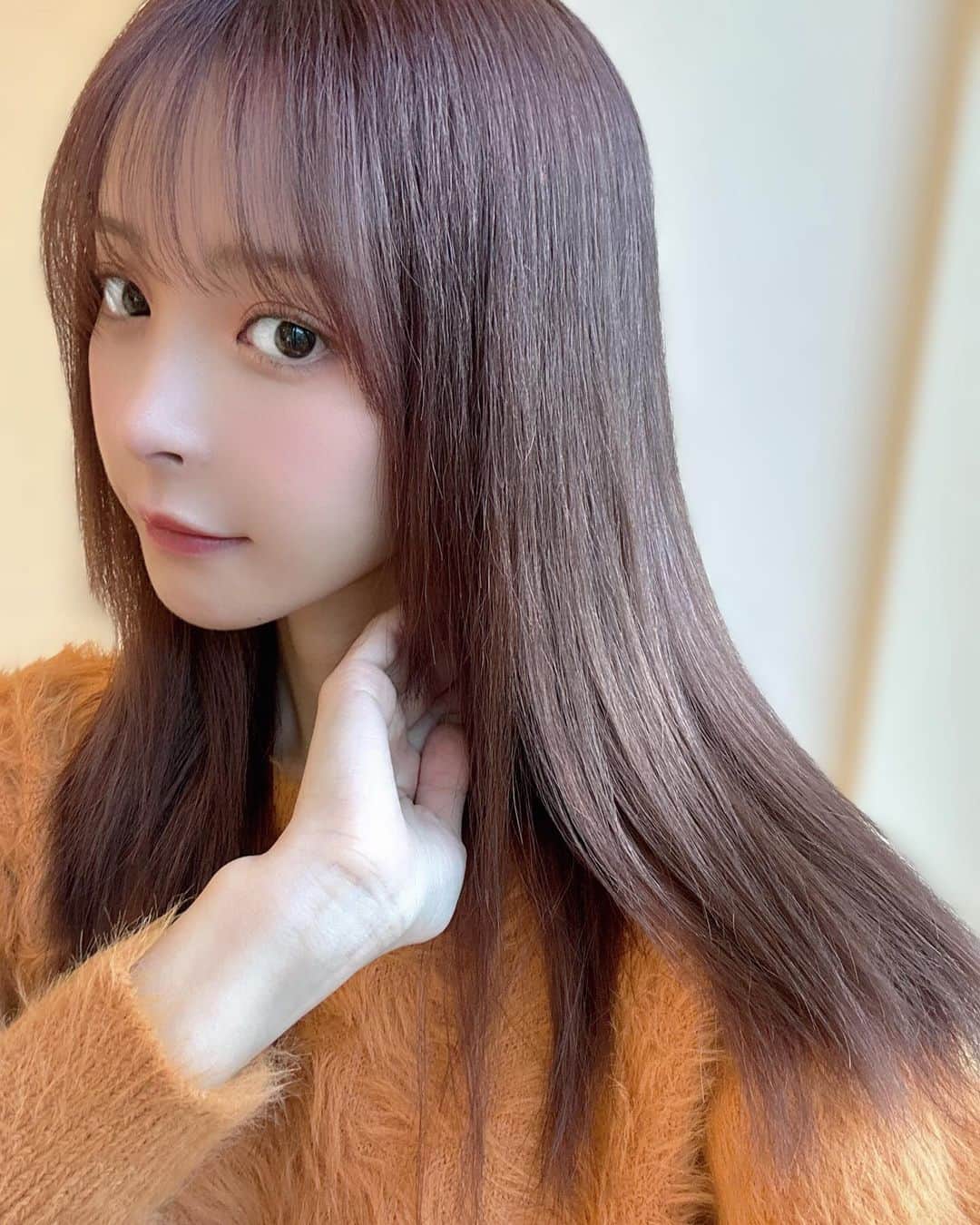 桃乃木かなさんのインスタグラム写真 - (桃乃木かなInstagram)「ヘアメンテ🫧  髪の毛の痛みを最小限に 根元のリタッチとヘアトリートメントを してもらってきたよ！ クリスマスに向けてモチベあげてく🎄💓  @sakichaaaso さん 今回もありがとうございます〜♥︎  #coubou #haircolor #渋谷」11月30日 18時02分 - kana_momonogi