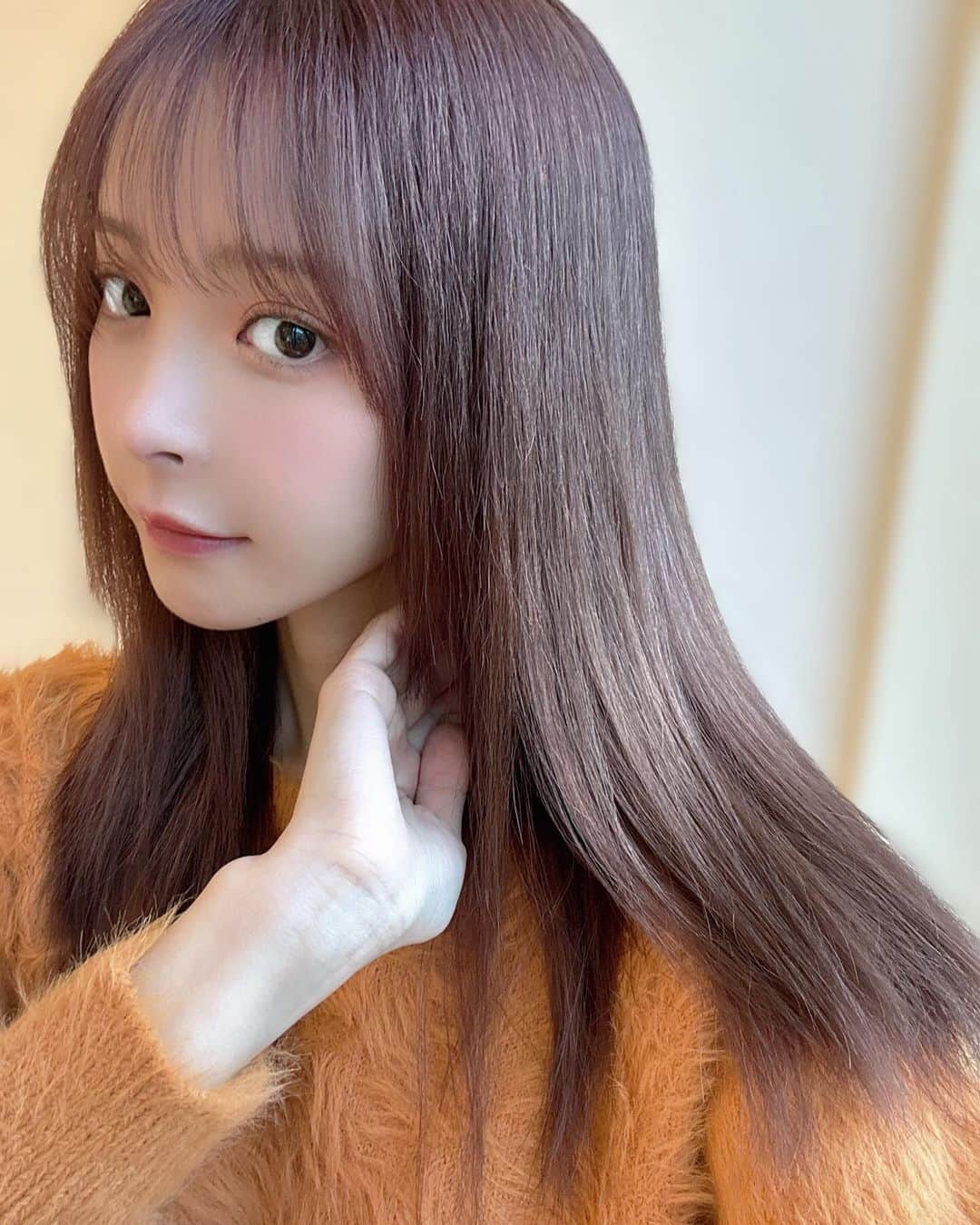 桃乃木かなのインスタグラム：「ヘアメンテ🫧  髪の毛の痛みを最小限に 根元のリタッチとヘアトリートメントを してもらってきたよ！ クリスマスに向けてモチベあげてく🎄💓  @sakichaaaso さん 今回もありがとうございます〜♥︎  #coubou #haircolor #渋谷」
