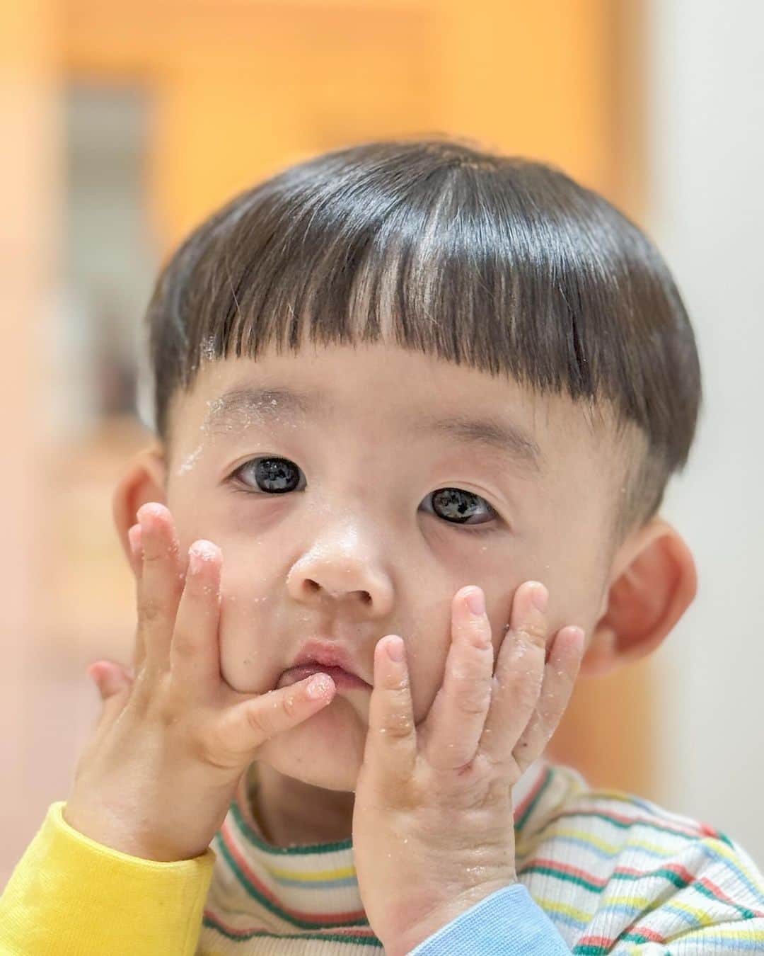 ゆずみつさんのインスタグラム写真 - (ゆずみつInstagram)「BIG BABY POP初心者🔰  #ゆずみつ #てるたま #てちゃん #1歳 #飴は塗るもの #ファンデちゃうねん #最後には器ごとどーん #子供あるある #経験して学ぶタイプ」11月30日 18時02分 - 10siomi