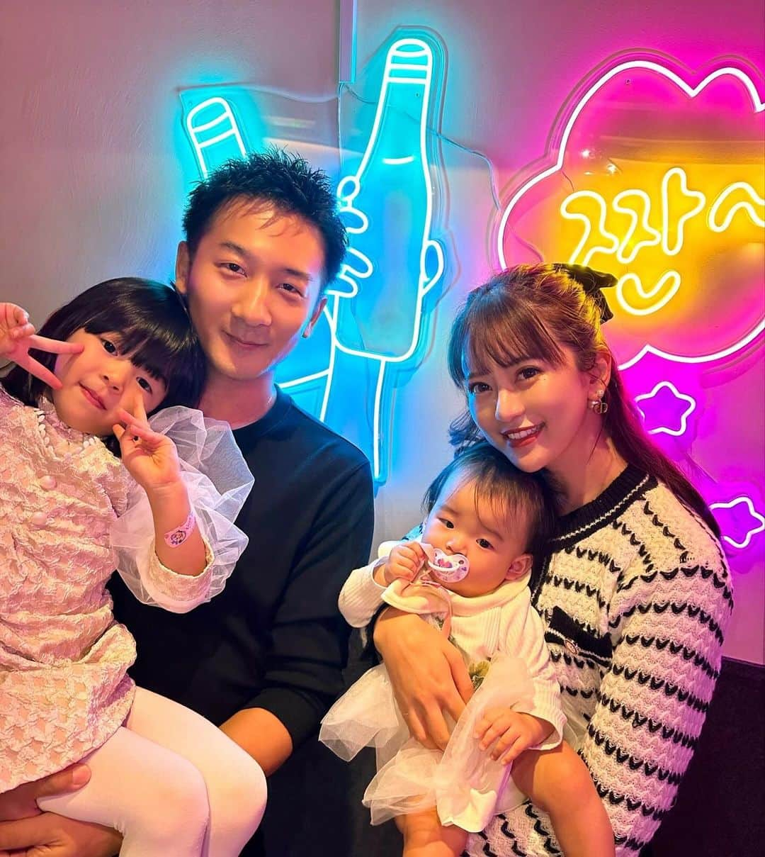 丸山慧子さんのインスタグラム写真 - (丸山慧子Instagram)「. 少し前になっちゃうけどみおfamilyと 銀座本店《タッカン亭》の新店舗が 中目黒にOpenしたということで @takkantei_nakameguro へ行ってきた💓  特製の作って食べるタレが 激うますぎてこの文打ってるだけで お腹減る。笑  メインのタッカンマリの他に チーズチヂミも絶品すぎたよ~😮‍💨✨  うちの子タッカンマリに入ってる つくねに夢中でした🤭（母も）  親子で食べれるところって 本当に限られるから嬉しいよね🥺 いつも親は子に合わせて 子が食べれるものなんだ？ からご飯屋さん探すからレパートリー増えた🤍  タッカン亭 中目黒店 東京都目黒区青葉台1-30-11 中目黒駅から徒歩5分  あ、エレベーターあるので ベビーカーも安心よ✌️🩷 （一枚目後ろでパパが さなをあやしてくれててほっこり👨笑）  #タッカンマリ #家族で外食  #中目黒グルメ #韓国料理屋」11月30日 18時02分 - keiko.423