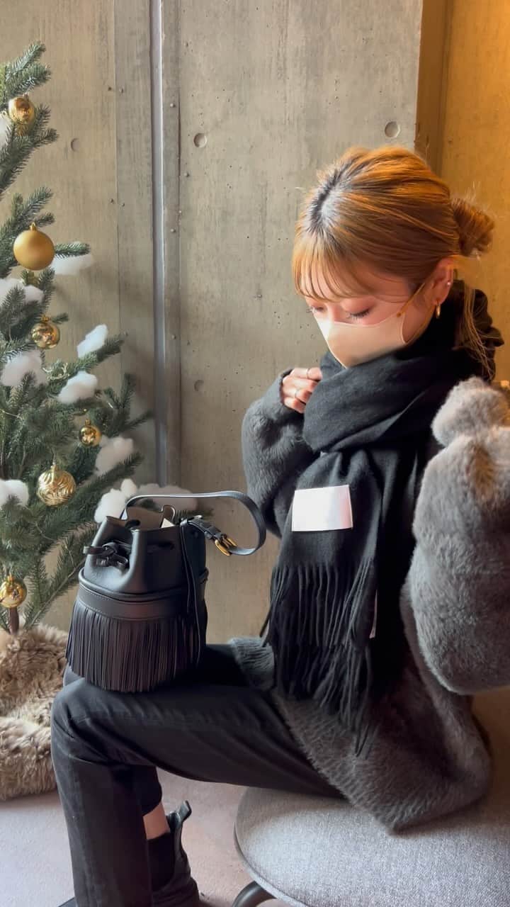 kannaのインスタグラム：「new  muffler 🧣 @edward_brown_official  カラー選びきれず２カラーゲット♡この日はブラック🍒 #edwardbrown」