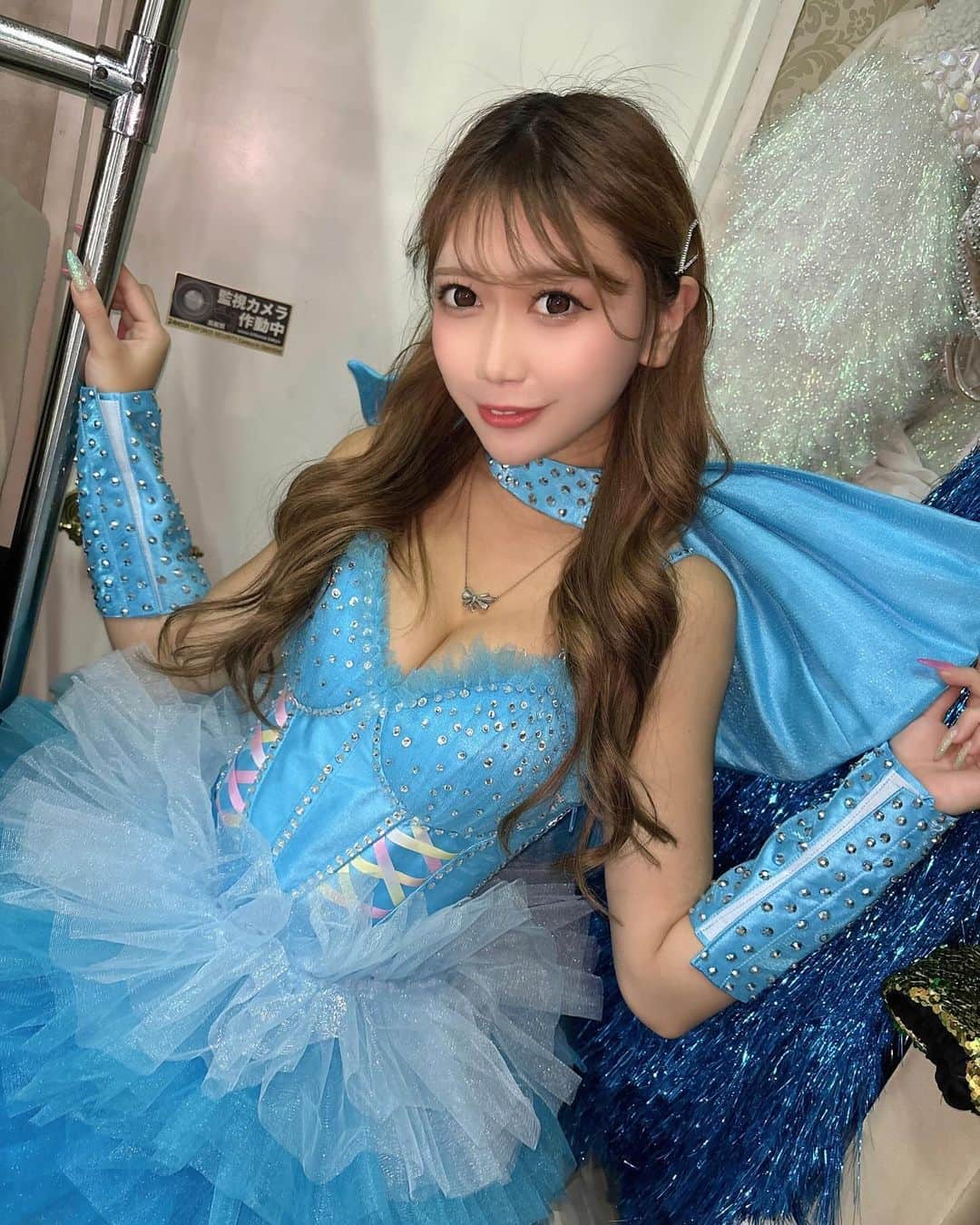 エマのインスタグラム：「・ ラプソディアの新作衣装可愛い🩵🩵 後ろのおっきいリボンが可愛いから見に来てねｏ(｡・‧̫・｡)ｏ💞💭」
