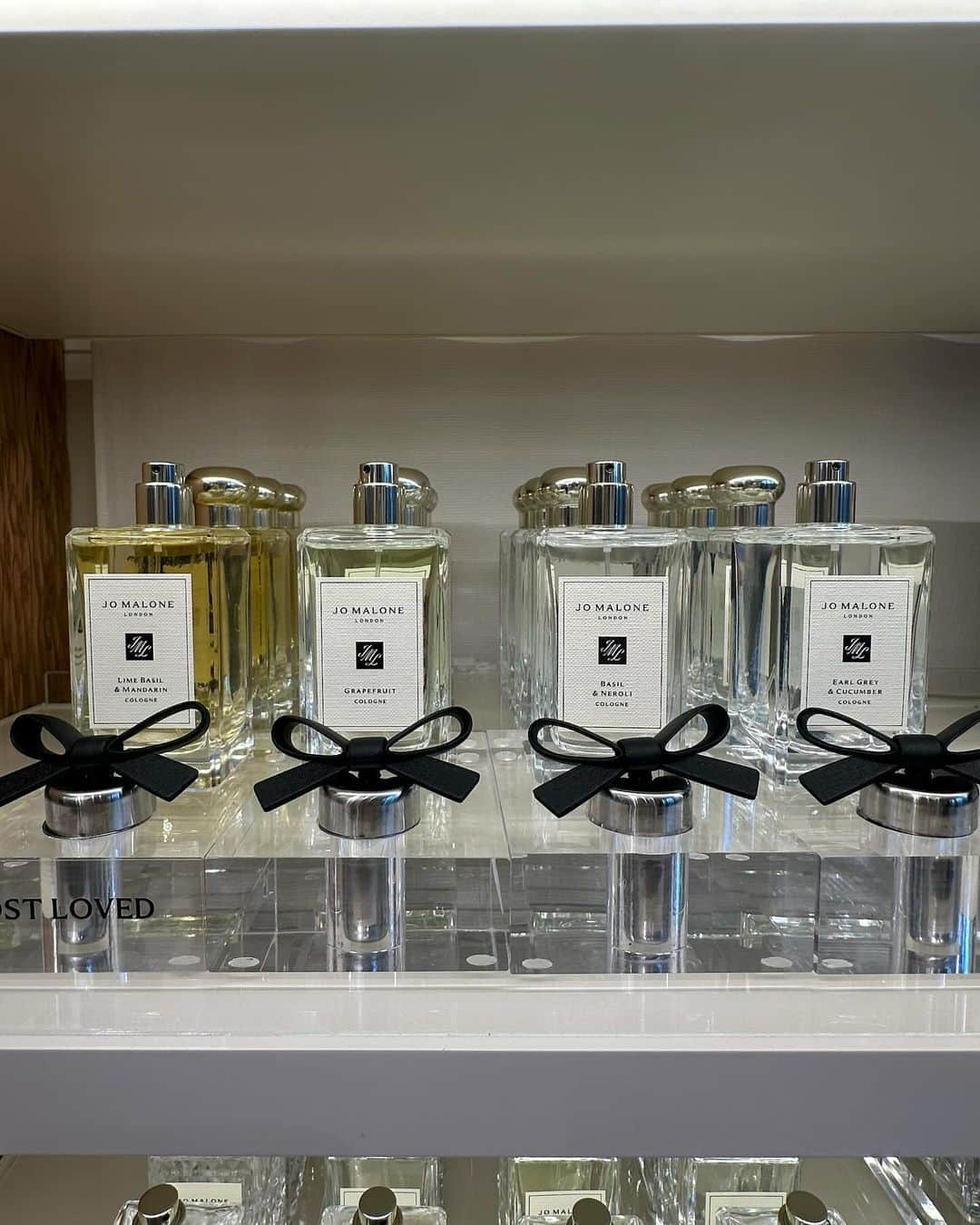 志田友美（ゆうみん）さんのインスタグラム写真 - (志田友美（ゆうみん）Instagram)「JO MALONE LONDONが代官山フォレストゲートに明日OPEN🖤  OPEN前にご招待いただきお邪魔してきたよ🐹  店内は和をイメージしていていろんな所に和紙を使われてたり、 居心地良い空間でした✨✨  リボンのカラー選べたり、 シーリングワックスの刻印サービスもあるからギフトにもぴったり💝  @jomalonelondon 良い匂いで香りがすぐ消えないのが好きで何個も家に香水コレクションあるんだ✌🏼  代官山駅からすぐなのでみんな行ってみてね💨  #jomalonelondon #ジョーマローンロンドン #ジョーマローンロンドン代官山 #フォレストゲート代官山 #forestgatedaikanyama  #uniquelyyours #pr」11月30日 18時04分 - yuumi_shida