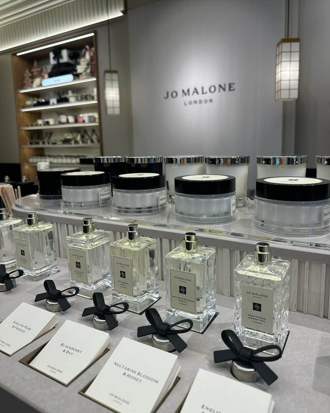 志田友美（ゆうみん）さんのインスタグラム写真 - (志田友美（ゆうみん）Instagram)「JO MALONE LONDONが代官山フォレストゲートに明日OPEN🖤  OPEN前にご招待いただきお邪魔してきたよ🐹  店内は和をイメージしていていろんな所に和紙を使われてたり、 居心地良い空間でした✨✨  リボンのカラー選べたり、 シーリングワックスの刻印サービスもあるからギフトにもぴったり💝  @jomalonelondon 良い匂いで香りがすぐ消えないのが好きで何個も家に香水コレクションあるんだ✌🏼  代官山駅からすぐなのでみんな行ってみてね💨  #jomalonelondon #ジョーマローンロンドン #ジョーマローンロンドン代官山 #フォレストゲート代官山 #forestgatedaikanyama  #uniquelyyours #pr」11月30日 18時04分 - yuumi_shida