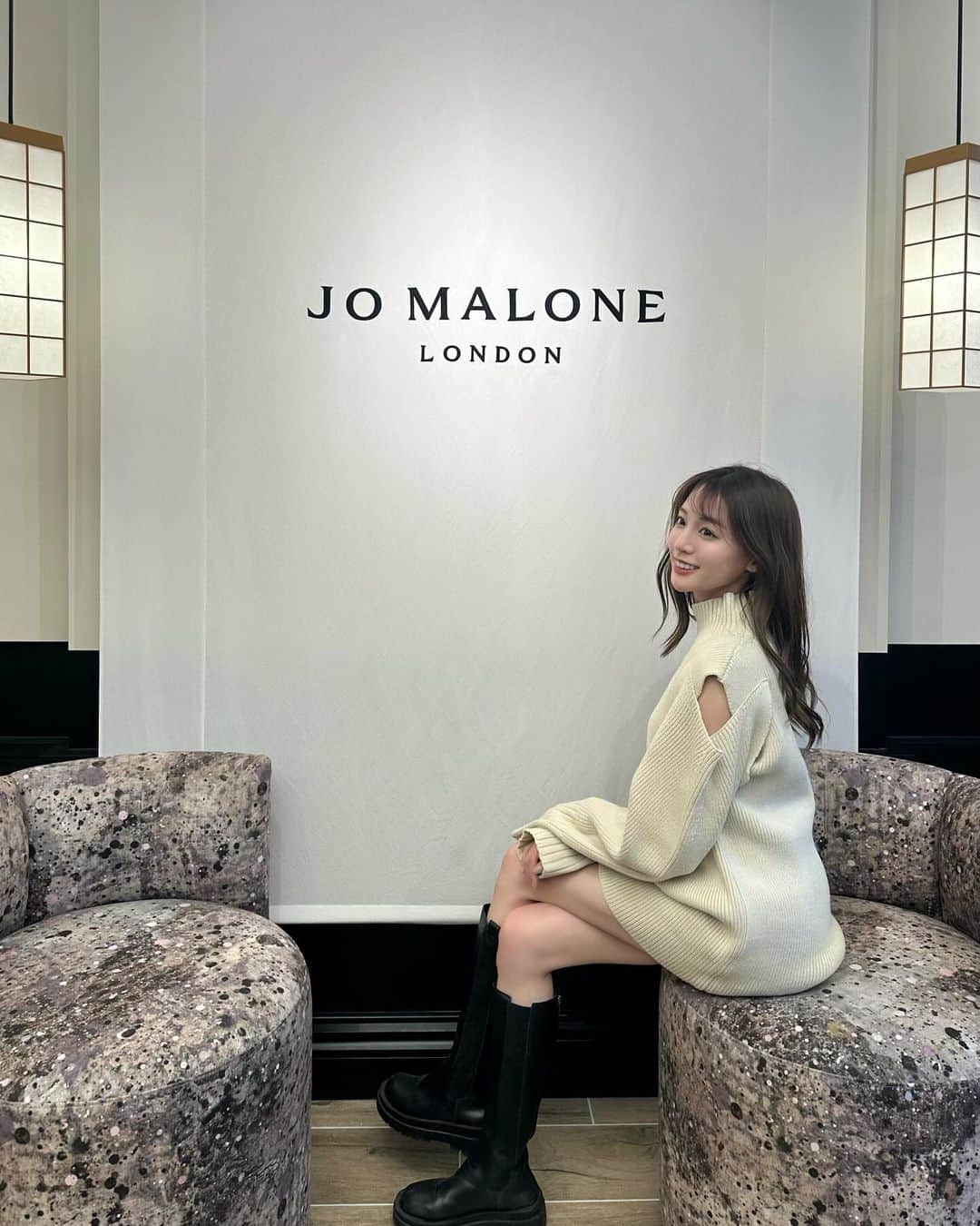 志田友美（ゆうみん）さんのインスタグラム写真 - (志田友美（ゆうみん）Instagram)「JO MALONE LONDONが代官山フォレストゲートに明日OPEN🖤  OPEN前にご招待いただきお邪魔してきたよ🐹  店内は和をイメージしていていろんな所に和紙を使われてたり、 居心地良い空間でした✨✨  リボンのカラー選べたり、 シーリングワックスの刻印サービスもあるからギフトにもぴったり💝  @jomalonelondon 良い匂いで香りがすぐ消えないのが好きで何個も家に香水コレクションあるんだ✌🏼  代官山駅からすぐなのでみんな行ってみてね💨  #jomalonelondon #ジョーマローンロンドン #ジョーマローンロンドン代官山 #フォレストゲート代官山 #forestgatedaikanyama  #uniquelyyours #pr」11月30日 18時04分 - yuumi_shida