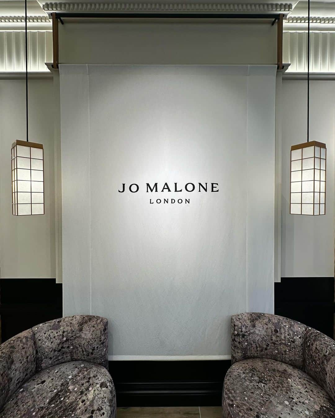 志田友美（ゆうみん）さんのインスタグラム写真 - (志田友美（ゆうみん）Instagram)「JO MALONE LONDONが代官山フォレストゲートに明日OPEN🖤  OPEN前にご招待いただきお邪魔してきたよ🐹  店内は和をイメージしていていろんな所に和紙を使われてたり、 居心地良い空間でした✨✨  リボンのカラー選べたり、 シーリングワックスの刻印サービスもあるからギフトにもぴったり💝  @jomalonelondon 良い匂いで香りがすぐ消えないのが好きで何個も家に香水コレクションあるんだ✌🏼  代官山駅からすぐなのでみんな行ってみてね💨  #jomalonelondon #ジョーマローンロンドン #ジョーマローンロンドン代官山 #フォレストゲート代官山 #forestgatedaikanyama  #uniquelyyours #pr」11月30日 18時04分 - yuumi_shida