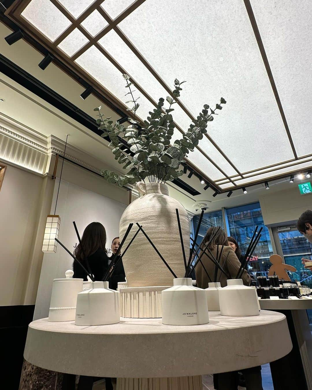 志田友美（ゆうみん）さんのインスタグラム写真 - (志田友美（ゆうみん）Instagram)「JO MALONE LONDONが代官山フォレストゲートに明日OPEN🖤  OPEN前にご招待いただきお邪魔してきたよ🐹  店内は和をイメージしていていろんな所に和紙を使われてたり、 居心地良い空間でした✨✨  リボンのカラー選べたり、 シーリングワックスの刻印サービスもあるからギフトにもぴったり💝  @jomalonelondon 良い匂いで香りがすぐ消えないのが好きで何個も家に香水コレクションあるんだ✌🏼  代官山駅からすぐなのでみんな行ってみてね💨  #jomalonelondon #ジョーマローンロンドン #ジョーマローンロンドン代官山 #フォレストゲート代官山 #forestgatedaikanyama  #uniquelyyours #pr」11月30日 18時04分 - yuumi_shida