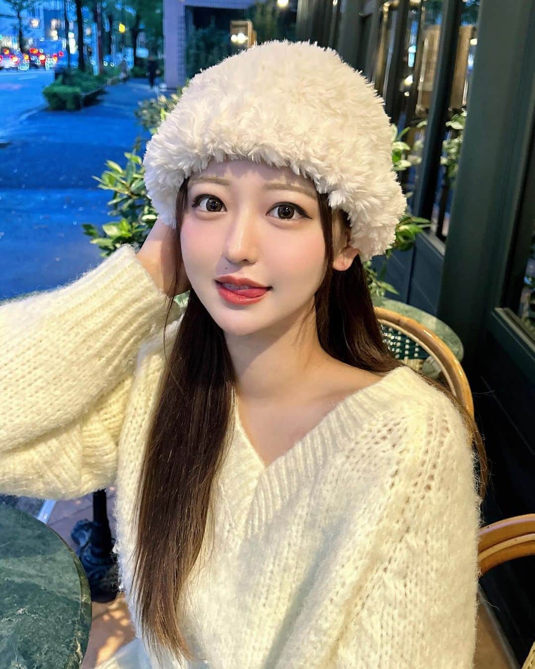 ひなこのインスタグラム：「真っ白コーデの日🤍🌨️ 明日から12月だなんて...早すぎる〰️ みなさん寒さと体調には気をつけてください ( ᵒ̴̶̷̤ ᵒ̴̶̷̤ ) ❄️  帽子とニットは、今はなくなっちゃったけど去年stylenandaで購入したものです🛒♡」