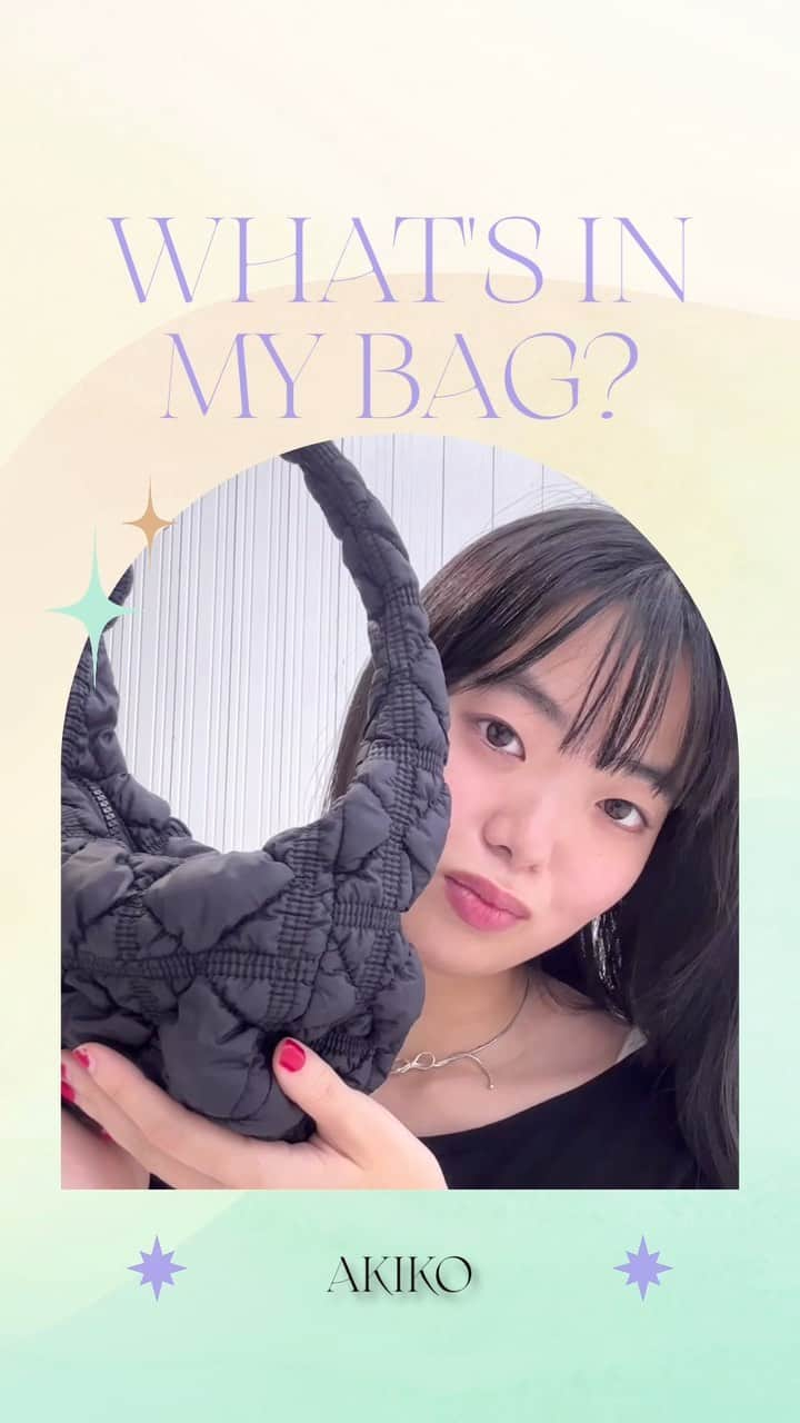 ELLE girl JAPANのインスタグラム：「あきこの”What's in my bag？”👜  ELLEgirl UNIのメンバーによる新連載“What's in my bag？”🍃vol.28は、3Dネイルやプロップなどのクラフトアートや、ARフィルターなどのデジタルアートを自主制作する話題のアーティスト、あきこさんのバッグとポーチの中身を拝見！  【愛用バッグ】 「『カーリン』のバッグは、今年の夏に韓国のホンデにあるお店で買いました。本当は手持ちファンが入る大きさのバッグを探していたのですが、小ぶりなミニサイズにひと目惚れ！　荷物をたくさん入れても重そうに見えない、もこもこ素材が気に入っています」  【バッグの中身】 ・「コンタックス T2」フィルムカメラ ・スマホ ・ポーチ ・「アップル」エアポッズ プロ ・「ジバンシイ」ローズ・パーフェクト（37 ルージュ・グレネ） ・ミント  【ポーチの中身】 ・「ウォンジョンヨ」ヌードアイラッシュ（01 シアーブラック） ・「ルナソル」シークレットシェイパーフォーアイズ（03 ベルベットルビー） ・「メゾン マルジェラ 」レプリカ オードトワレ（レイジーサンデー モーニング）  @akikokoga   #バッグの中身 #バックの中身 #バッグの中身紹介 #バッグの中 #愛用バッグ #カバンの中身 #カバンの中身紹介 #カバンの中 #ポーチの中身 #ポーチの中身紹介 #ポーチの中 #愛用コスメ #愛用品 #カーリン #コンタックス #コンタックスt2 #フィルムカメラ #appleairpods #ジバンシイ #ジバンシイビューティー  #ジバンシイコスメ #ウォンジョンヨ #ルナソル #lunasol #メゾンマルジェラ #メゾンマルジェラ香水 #メゾンマルジェラレプリカ #」