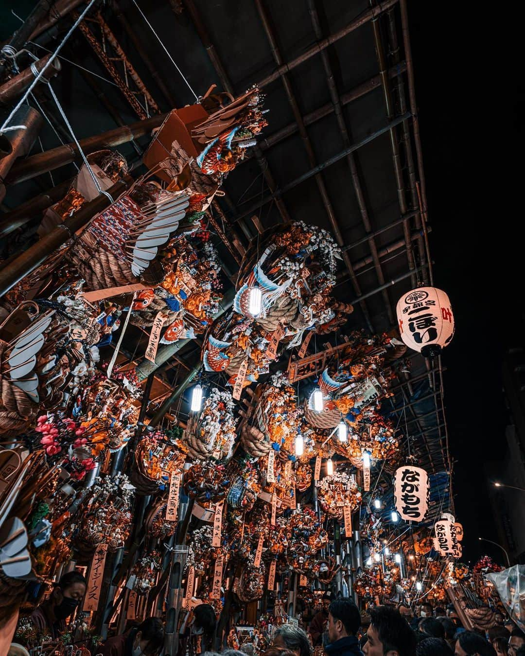 横浜市のインスタグラム：「Wishing for good luck with kumade rakes at an annual Tori-no-ichi market ✨ Photo: @dais1989  #myyokohama   #yokohama #darlingescapes #beautifuldestinations #artofvisuals #somewheremagazine #discoverglobe #travelawesome #passionpassport #lovejapan #explorejapan #japanlife #japanfocus #japan_vacations #japanrevealed #よこはま #ヨコハマ #横浜」