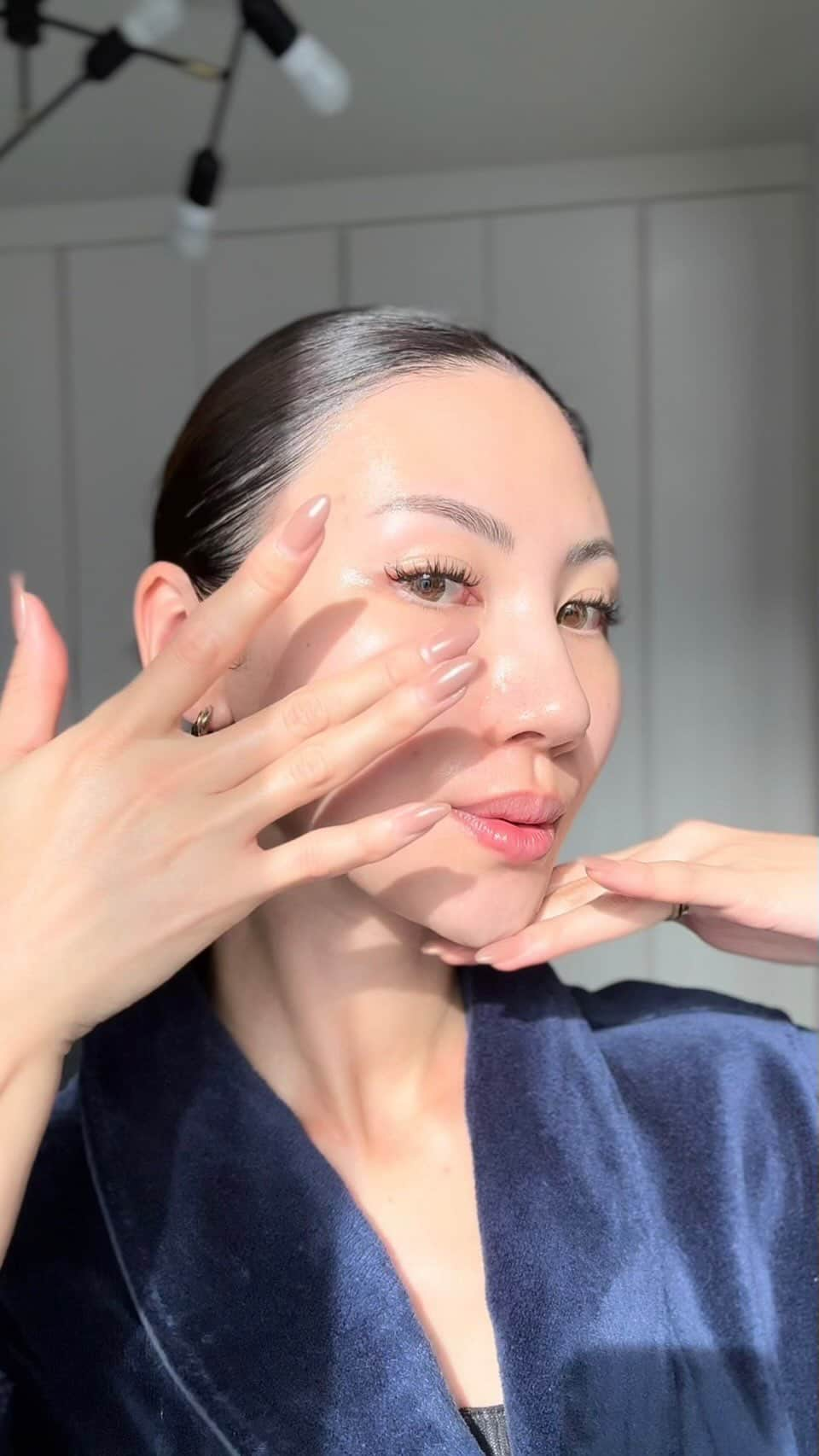 野原遥のインスタグラム：「最近は、メイク💄でも"つや"を意識するほど。 33歳ともなれば、とにかく"つや"を欲している私が 「つや玉」推しの @elixir_official_shiseido を初めて使ってみました🫧  年齢層がかなり高いイメージだったので これまで使ったことはなかったけれど…🧐 実は20代から使ってよかったんですって。 コラーゲンも20代から減少していくようで…  使ってみると、肌馴染みもよくお肌をしっかり ホールドしてくれるような心地よい感覚🤲♡ 40年という年月を超えて、研究開発に取り組んできた エリクシールの本気を実感できると思います😊  めんどくさいケアが楽しみになるような、 アクアフローラルのデパコスのようなふわっとした香りに癒されながら、本日もゆっくりケアの時間…🌙  40周年もおめでとうございます🎊💞  @elixir_official_shiseido  ✔︎エリクシール リフトモイスト ローション SP （医薬部外品） ✔︎エリクシール リフトモイスト エマルジョン SP （医薬部外品） ✔︎エリクシール エイジングケア 化粧水 体感セット（40周年限定）  #PR #30代スキンケア #エリクシール #スキンケア #化粧水 #乳液 #エイジングケア #コラーゲン #ELIXIR」