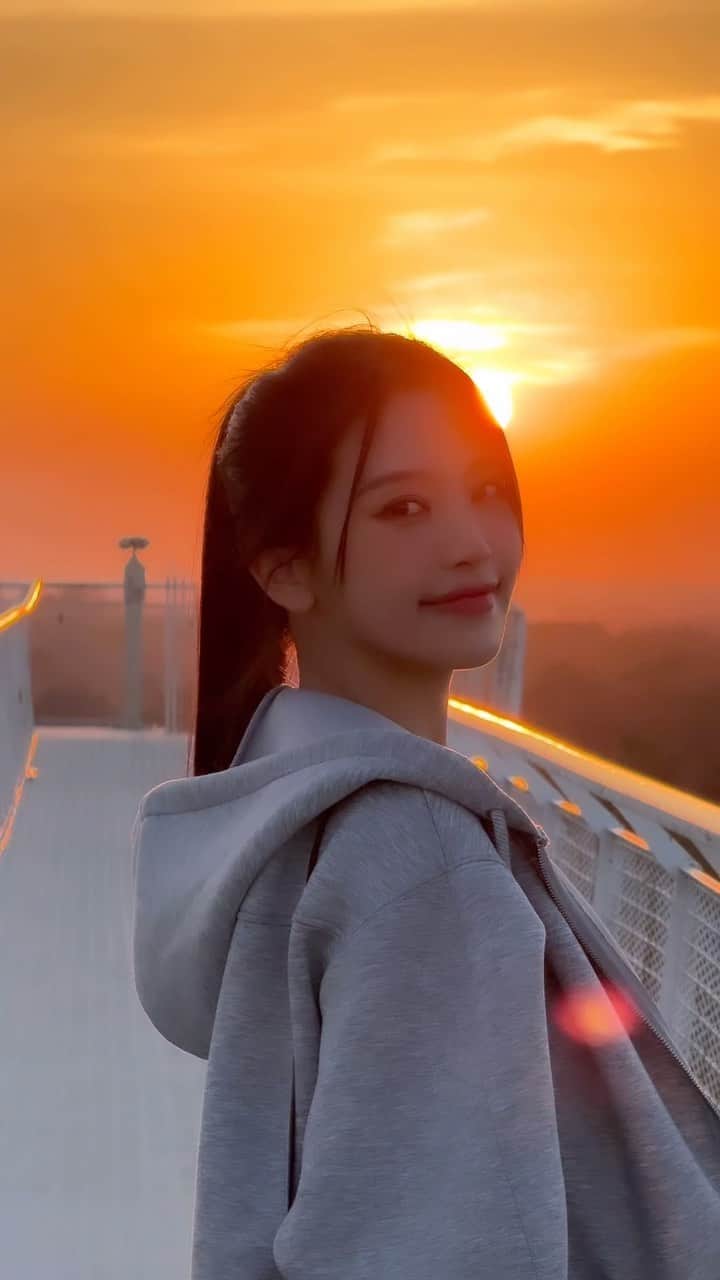 蔡瑞雪（Ruixue Tsai）のインスタグラム：「趁天空不注意 偷一點夕陽送給你ฅ^•ﻌ•^ฅ 你們喜歡看日出還是日落？🌤️」