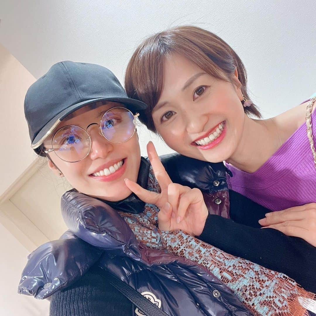 星乃あんりさんのインスタグラム写真 - (星乃あんりInstagram)「シャンテにはお兄さまも…♡ ⁡ ちょうど店頭にいる日だったので お会いできて嬉しかったぁ(* ´ ` *)ᐝ ⁡ 大さん、凪さま3人でのお喋りは 本当に笑いが絶えなくて(笑) 去年の大さんの 20th Anniversary LIVEに ゲスト出演させて頂いた時の事も懐かしく思い出しました✧*。 (3枚目は懐かしの…✧*。) ⁡ いつもお忙しそうな凪さまですが 来年のデートの予約をさせて頂きほくほく♡ ⁡ たくさんお話できて嬉しかったですー‪⸜(*ˊᵕˋ* )⸝‬ 店頭滞在日に来てくださり ありがとうございましたーーー♡ ⁡ ⁡ ⁡ #ポップアップ #日比谷シャンテ #鳳翔大 さん  #彩凪翔 さん #お兄さま♡ #雪組 ⁡ ⁡ ⁡ *☼*―――――*☼*―――――*☼*―――――*☼* ⁡ 🌟 日比谷シャンテ POPUP SHOP 「D.A.K.by APPLAUSE JAPAN」 ⁡ 期間：11月8日(水)〜11月19日(日) 場所：日比谷シャンテ ３階    L.L.Bean前区画 イベントスペース 営業時間：11:00〜20:00 ⁡ 🌟LINE公式アカウント お仕事やイベント情報、季節のメッセージ等を配信。 是非、お友達登録をお願いいたします♡ ⇒ https://lin.ee/nVaWVus ⁡ 🌟Anri's Beauty Camp #あんキャン 『身体を整えると、自然と心も整う。心が整うと、毎日が豊かになる』 週に１回のバレトンレッスン(オンライン開催)を通して、心と身体を健康的に美しく整えていきます。 ⁡ 🌟Angelia 「透明感･遊び心･光と艶 そして、確かな存在感を纏わせて」 星乃あんりが制作･プロデュースするアクセサリー･グッズショップ。 ⇒@angelia_accessory」11月30日 18時07分 - anri_hoshino_official