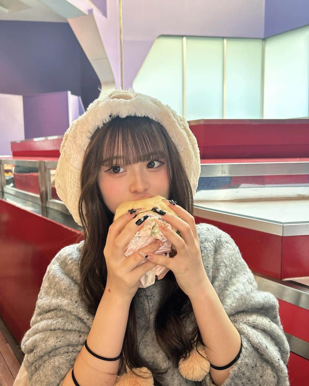 桜のインスタグラム：「このベイマックスのハンバーガー美味しすぎた、まじたまんねえ あと期間限定のホットピーチティーもオヌヌメ」