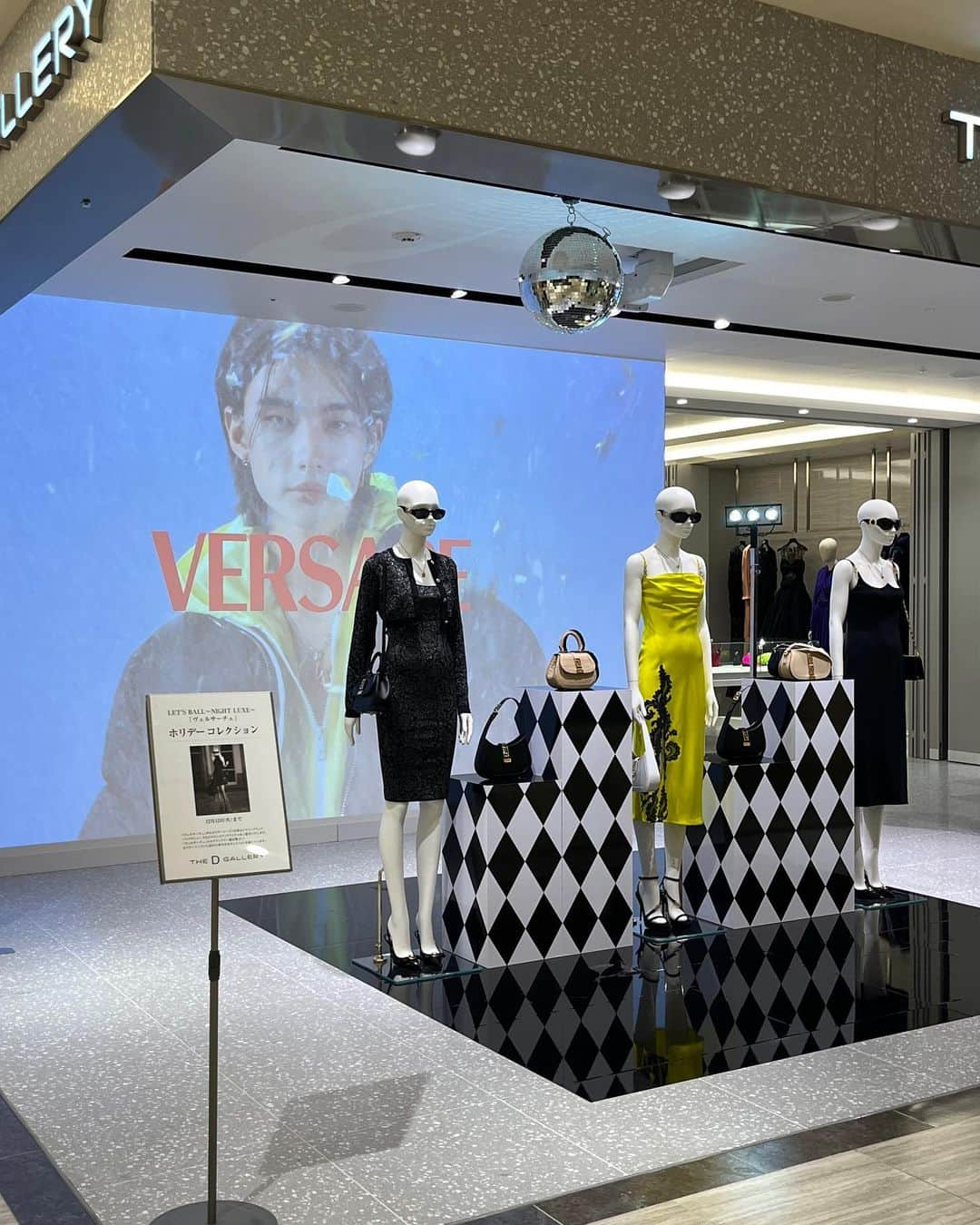 HANKYU.MODEのインスタグラム：「. VERSACE LET’S BALL ~NIGHT LUXE~  at 5F THE D GALLERY until 12/12  「ヴェルサーチェ」からホリデーシーズンを彩るイブニングウェア、バッグやシュ ーズなどのドレスアップアイテムをご紹介。   詳しくは@hankyu_thedgalleryをチェック！  #Versace #ヴェルサーチェ #23AW #ドレス #パーティー #ドレスアップ #thedgallery #hankyumode #hankyumode23aw #hankyu #阪急百貨店 #阪急うめだ 本店 #阪急本店 #うめはん」