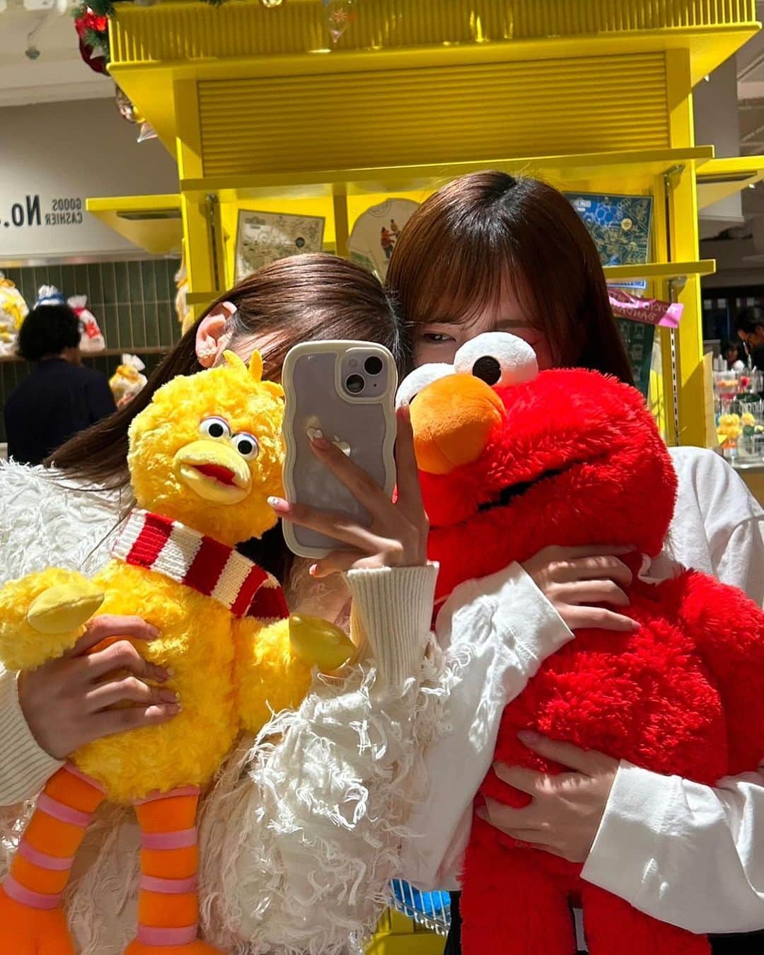 山口綺羅さんのインスタグラム写真 - (山口綺羅Instagram)「本日オープンの "セサミストリートマーケット 池袋サンシャインシティ店" に一足先にお邪魔しました〜💛🍪✨ @sesamestreetmarket   とにかくカラフルっっかわいいっっっ😍💘 幸せ空間で目の保養でした♡  皆さんもぜひっ！！！！  #sesamestreet  #セサミストリート  #池袋  #ビッグバード #山口綺羅」11月30日 18時11分 - girls2_kira_official