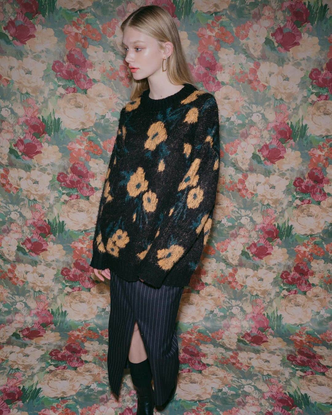 EMODAのインスタグラム：「ㅤㅤㅤㅤㅤㅤㅤㅤㅤㅤㅤㅤ '23 autumn&winter November new item  ・OVER COLLAR COCOON B-3 ￥ 16,280 tax'in ・FLOWER DOT OVER KNIT ￥ 7,590 tax'in ・STRIPE H/W LONG SK ￥ 8,690 tax'in ・TANK SOLE BULKY BOOTS ￥ 15,180‬ tax'in ・LOGO HOOP PIERCE ￥ 4,950tax'in ＿＿＿＿＿＿＿＿＿＿＿＿＿＿＿＿＿＿＿＿＿＿＿＿  詳細は( @emoda_official )のTOPのURL,storiesチェック✔️  ㅤㅤㅤ ㅤㅤㅤㅤㅤㅤ #EMODA #EMODA_OUTER #EMODA_SHOES #boots #outer #knit #フェイクムートンブルゾン #オーバーサイズブルゾン #フェイクムートン #スリットスカート #ストライプスカート #柄ニット #オーバーサイズニット #フラワーニット #ショートブーツ #秋コーデ #冬コーデ #RUNWAYchannel #2023AW #autumn #winter @emoda_snap」