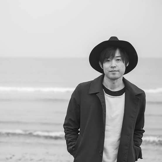 松本哲也のインスタグラム：「エフエム岩手 「松本哲也今夜も最高！」 毎週木曜19時～  今夜の最高のゲストは 先週に引き続き オトループの ギターボーカル♪ 纐纈悠輔  お楽しみ😊  #纐纈悠輔  #オトループ #エフエム岩手  #松本哲也今夜も最高！」