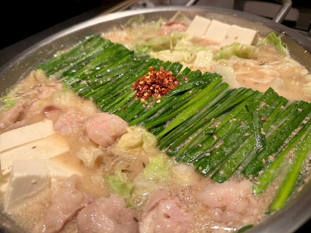 つばきファクトリーのインスタグラム：「🍲 福岡で食べたもつ鍋！ 美味しすぎたよ〜🍲 冬はやっぱり鍋だよね！！  #つばきファクトリー#もつ鍋#福岡グルメ」