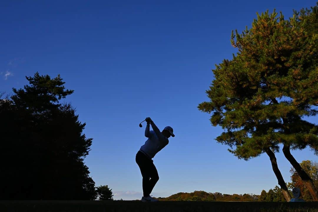  JGTO 男子プロゴルフツアーのインスタグラム：「第60回ゴルフ日本シリーズJTカップ⛳️ 【第1ラウンド】 中島啓太が７バーディ、ノーボギーの盤石のゴルフを展開！賞金王としての貫禄さえ感じるラウンドで単独首位スタートを切りました👍  #ゴルフ日本シリーズJTカップ#東京よみうりカントリークラブ #最終戦 #男子ゴルフ」