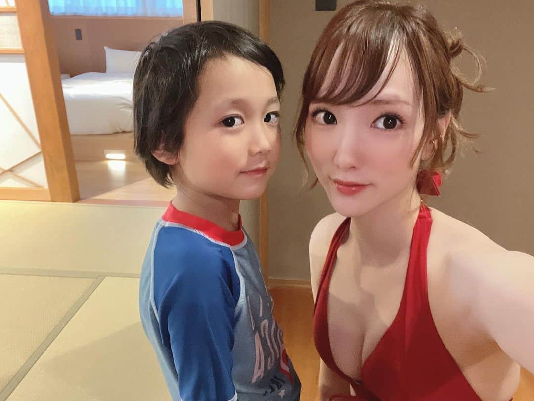 下田美咲のインスタグラム：「今月も、作家業と育児がすごくすごく楽しかった！！！少しも楽ではなくて、難しいことばかりだったけど、楽しかった。楽しさとは、楽さではなく、難しさもある面白さなんだなと実感する日々です。むしろ、楽なのはつまらない。  作家になれてから8年目。 ママになってから7年目。 どっちも年々難しさは増してるけど、面白いと思いながら取り組んでいるよ。  11月の外プールは青春でした。」