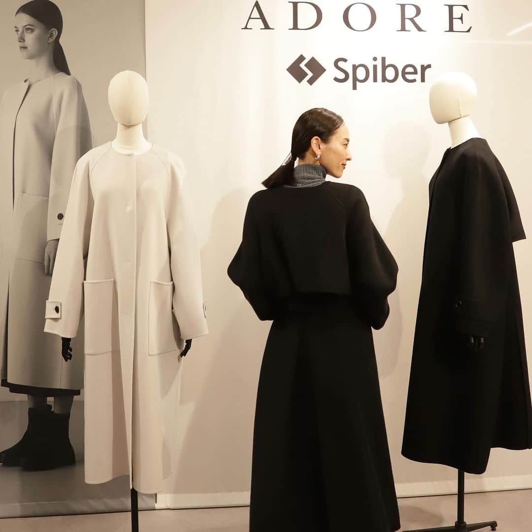 尾形沙耶香さんのインスタグラム写真 - (尾形沙耶香Instagram)「今日から販売開始の @adore_jp と @spiber_inc がコラボしたコートを🧥 ADOREのシグネチャーであるノーカラーコートの美しさに、スパイバー社の未来に向けた革新性が加わった、他にはない1着に👏 本格に寒くなってきた今日この頃。 お気に入りのコートで、冬を楽しみたいですね🫶  #adore #アドーア #brewedprotein #spiber #pr」11月30日 18時26分 - sayakaogata