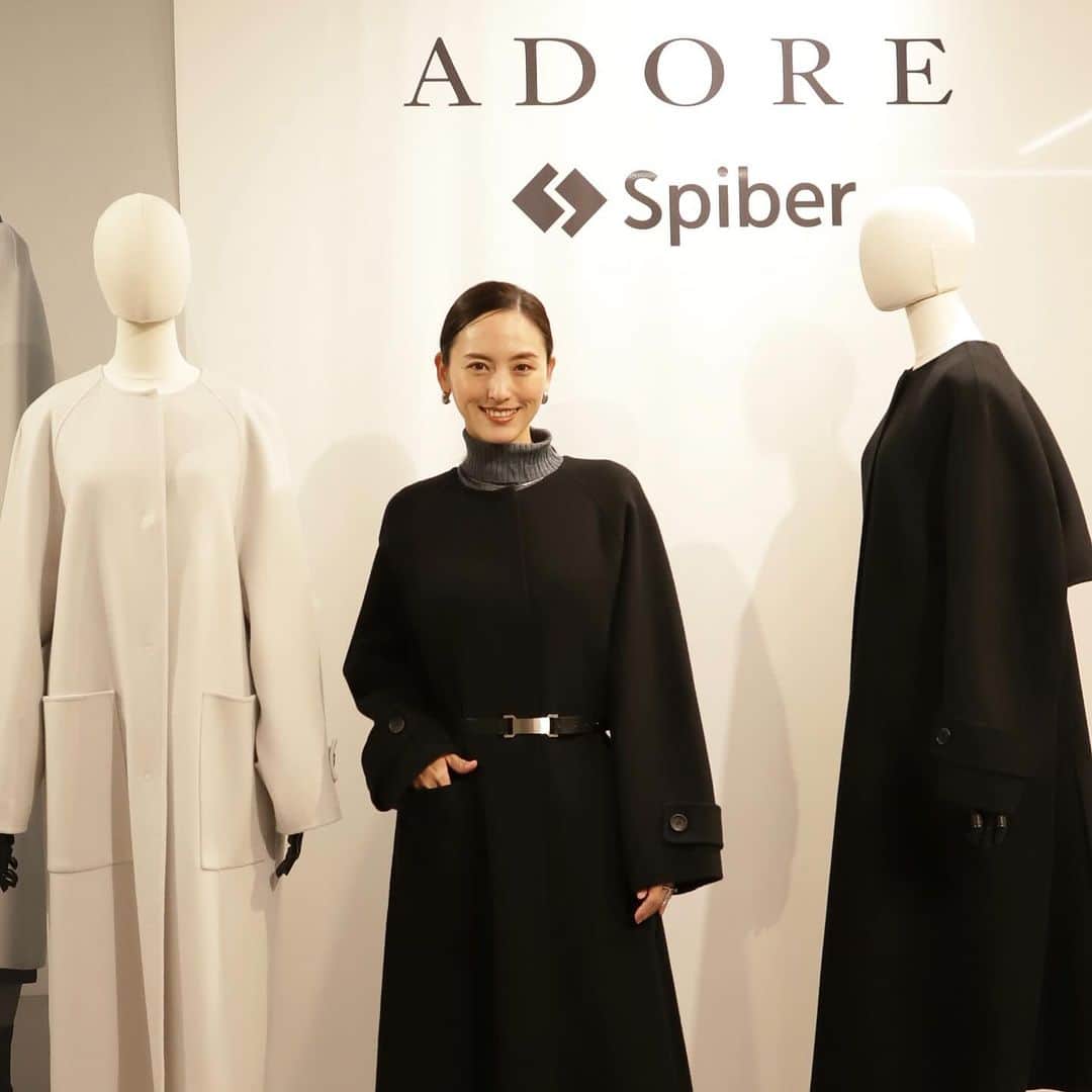 尾形沙耶香のインスタグラム：「今日から販売開始の @adore_jp と @spiber_inc がコラボしたコートを🧥 ADOREのシグネチャーであるノーカラーコートの美しさに、スパイバー社の未来に向けた革新性が加わった、他にはない1着に👏 本格に寒くなってきた今日この頃。 お気に入りのコートで、冬を楽しみたいですね🫶  #adore #アドーア #brewedprotein #spiber #pr」
