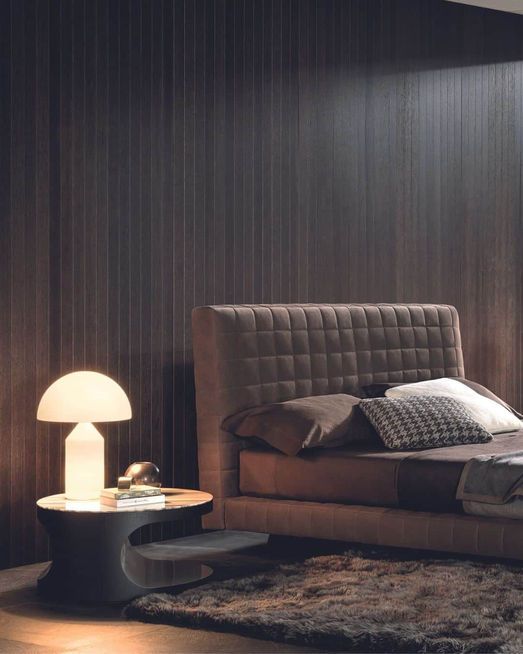 Minotti Londonさんのインスタグラム写真 - (Minotti LondonInstagram)「The sophisticated sartorial taste that distinguishes the Twiggy family of seats also characterises Twiggy Bed, the design for the night area featuring the same tailoring details, an expression of Minotti’s mastery of particularly refined crafting techniques.  Like the Twiggy family of seats, Twiggy Bed combines the aesthetics of the 1970s with refined, elegant upholstery, setting the rigorous volumes of the platform and headboard on the iconic base in aluminium with brushed or Black Coffee varnished finish.  @mkogan27 / @studiomk27 design.  Tap the link in our bio to explore the Twiggy bed.  #twiggy #minotti #minottilondon #bed #interiordesign #design #madeinitaly #italianstyle #italianfurniture #marciokogan #studiomk27」11月30日 18時26分 - minottilondon