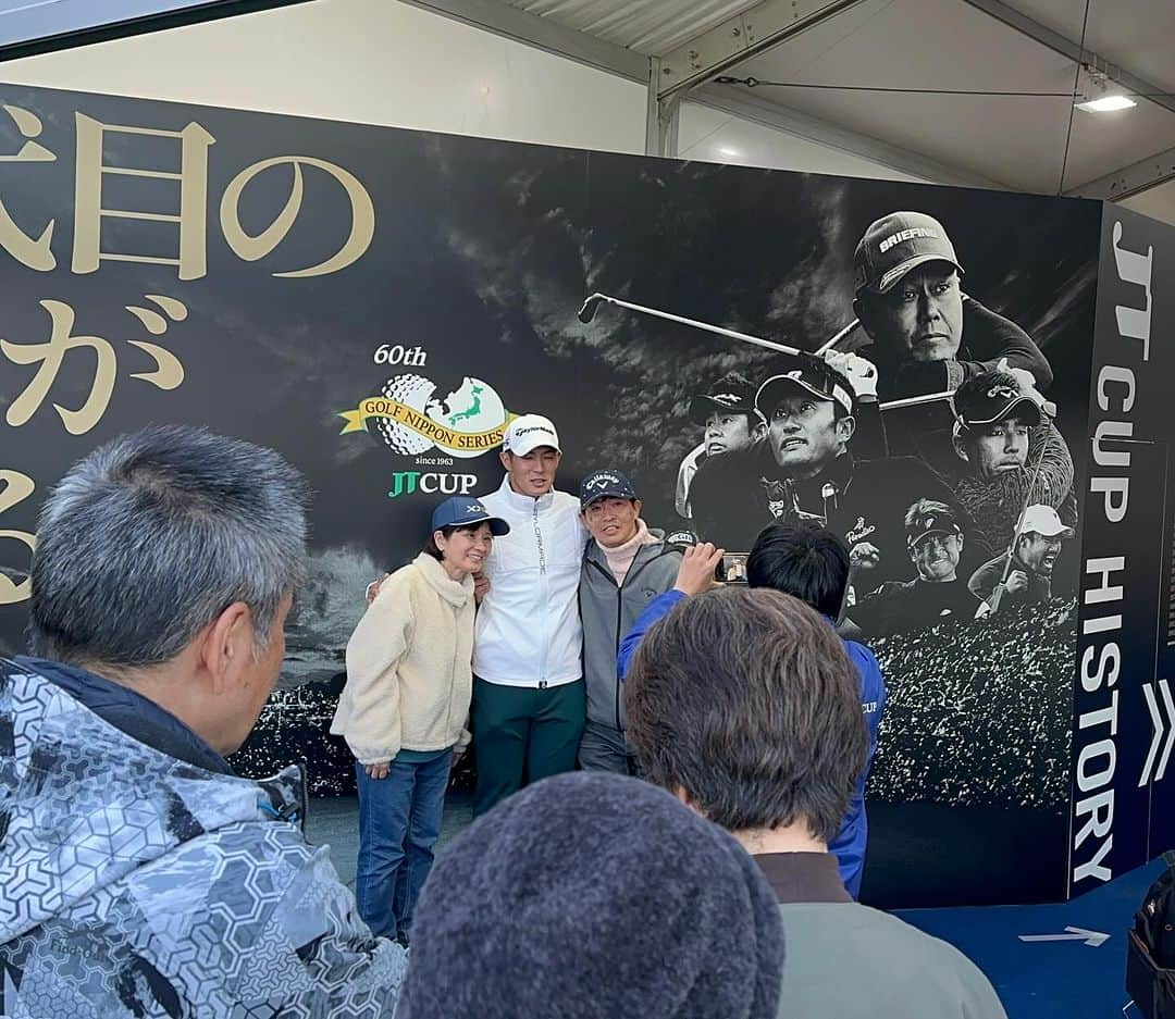  JGTO 男子プロゴルフツアーのインスタグラム：「第60回ゴルフ日本シリーズJTカップ⛳️ 大会期間中、憧れのトッププロと写真が撮れるイベントを開催📷 各日抽選が行われ、当選者は選手がホールアウト後に撮影タイムが設けられています🎵  #ゴルフ日本シリーズJTカップ#東京よみうりカントリークラブ #最終戦 #男子ゴルフ」