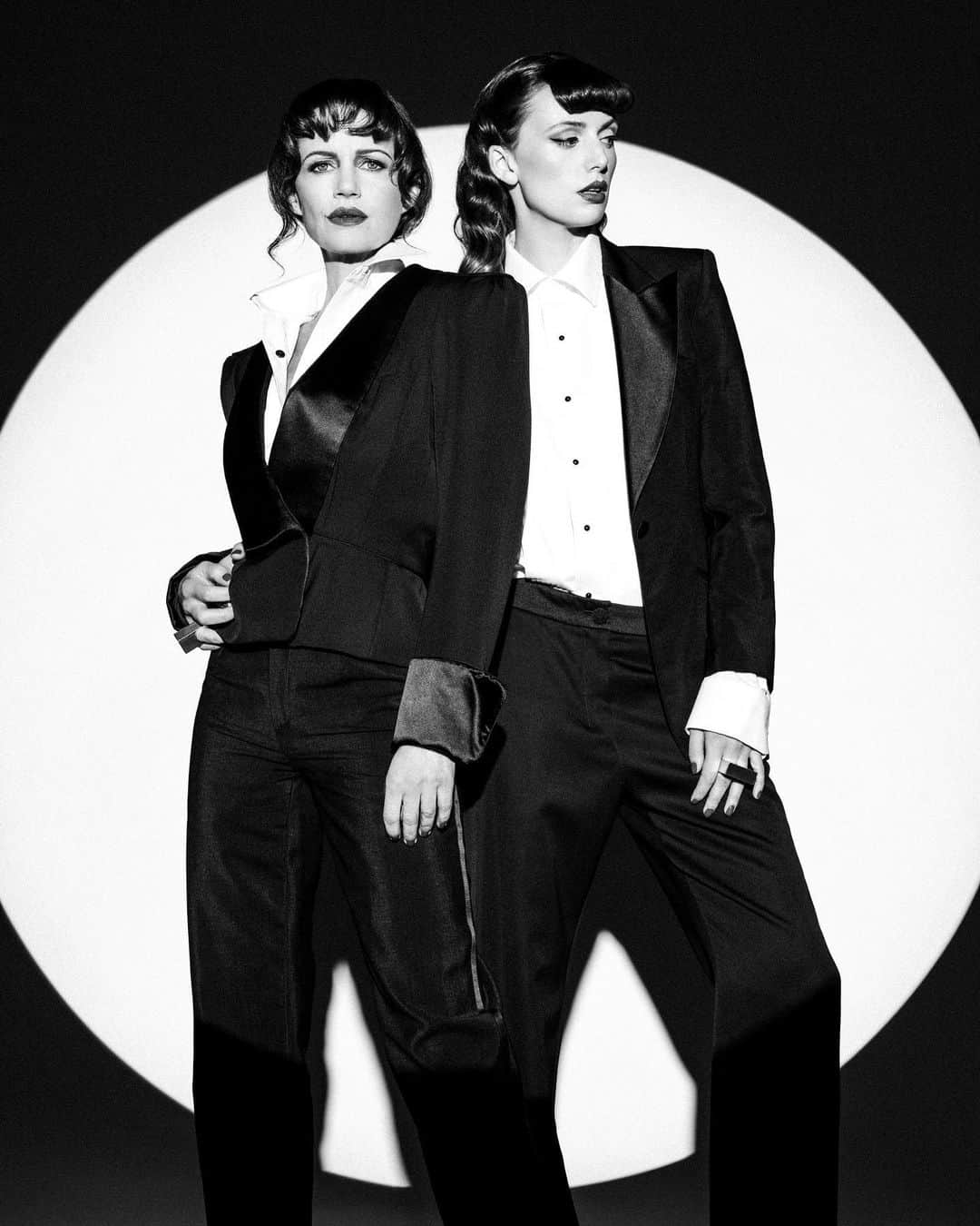 ハイテ・ヤンセンのインスタグラム：「🖤🤍 @alexandraarnold at her finest   A collaborative photo shoot inspired by our Leopard Skin characters @carlagugino   hair by @yukikotajima at @seemanagement makeup by @christopherardoff at @artdeptagency styling by @annakatsanis at @musecreativesnyc photography assistants @sarahgardner_studio and @danielroaart」
