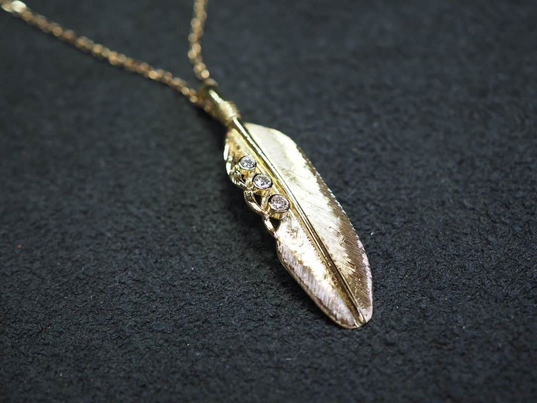 常岡康弘のインスタグラム：「K18YG / Diamond feather necklace  定番ネックレスのフェザー(L)に今回ダイヤモンドをカスタム🪶  #tsuneokajewelry#フェザー#羽#ダイヤモンド#ネックレス#ジュエリー#fukuoka」