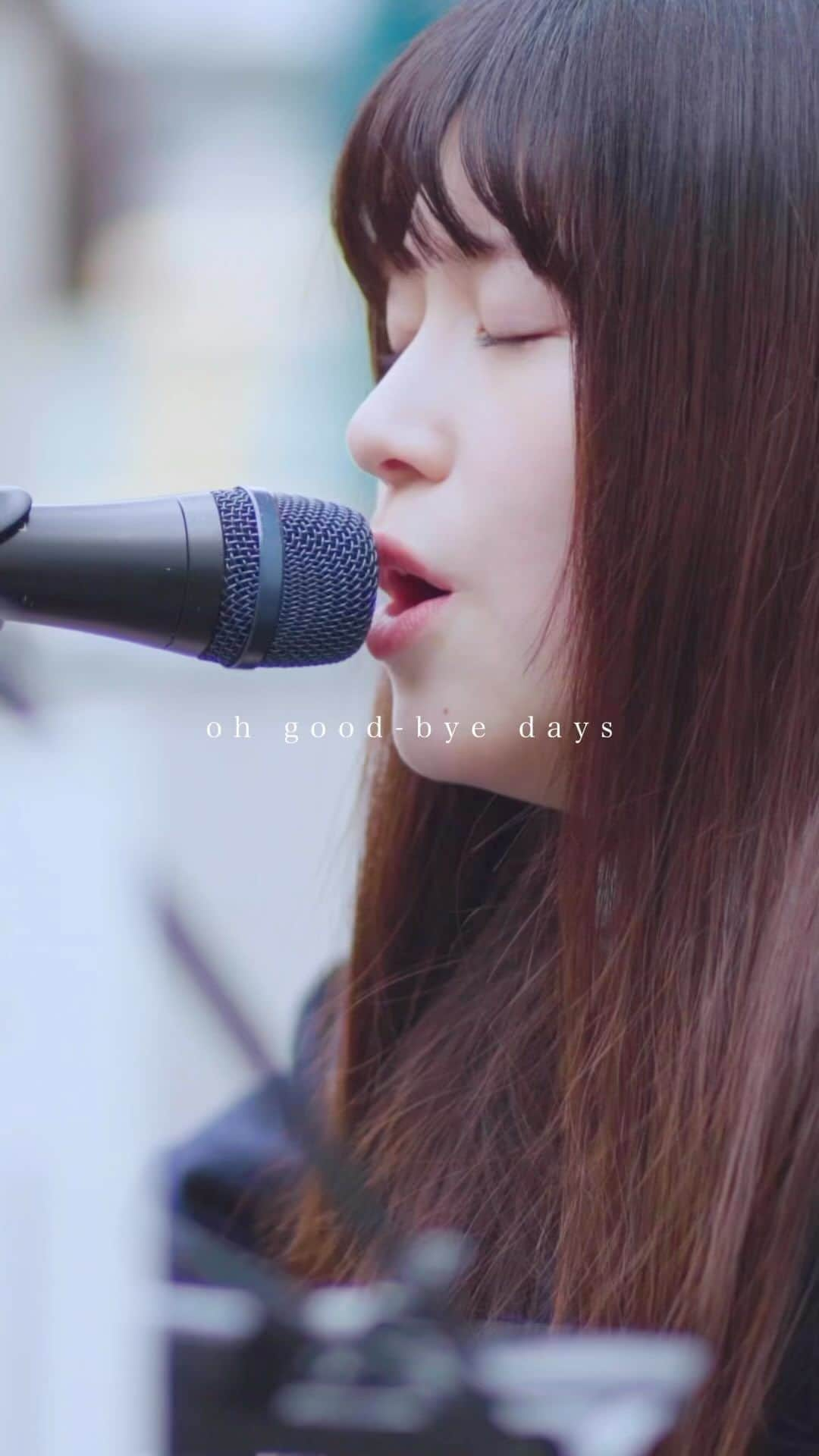 もっちゃんのインスタグラム：「Good-bye days / YUI （Covered By 門脇更紗）  oh good-bye daysいま変る気がする 昨日までにso long かっこよくない優しさがそばにあるから～ WITH YOU  #Goodbyedays #YUI #門脇更紗 #歌うま #路上ライブ #フォロワーさんに感謝」