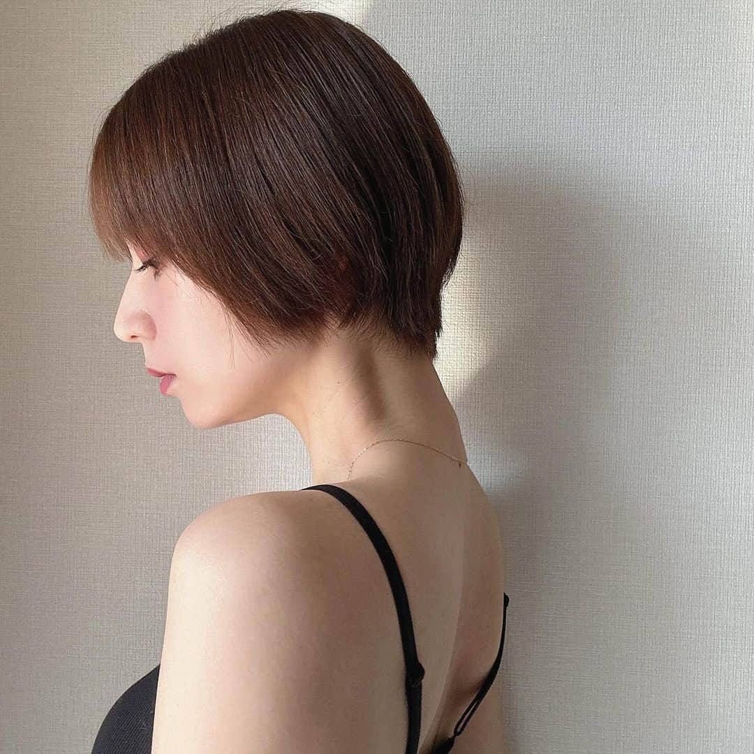 筒井愛実のインスタグラム：「． スキンケアと同じくらいヘアケアも好き..🧺  サロン専売品のヘアケアブランド ✔︎X TREATMENT （ @xtreatment.jp ）  からデビューしたデイリーケアライン （ @xtreatment_daily ）  ☑︎X TREATMENT BOXSET シャンプー＆コンディショナー 各300ml ¥7,700円  ☑︎X TREATMENT OIL 95mL ¥3,850  ☑︎X TREATMENT MIST 120mL ¥3,850  髪の美容成分・エイジングケア成分・スキンケア成分がリッチに配合されていて、ツヤやかでコシのある潤い溢れた極上美髪へ導いてくれるケアライン✨  1度使うと髪の毛がシャキッと元気になってツヤツヤ〜になるからやめられない🥺 髪の毛も肌と同じくらい手をかけてキレイにしていたい🫶💕 ． #PR #XTREATMENT #ヘアケア」