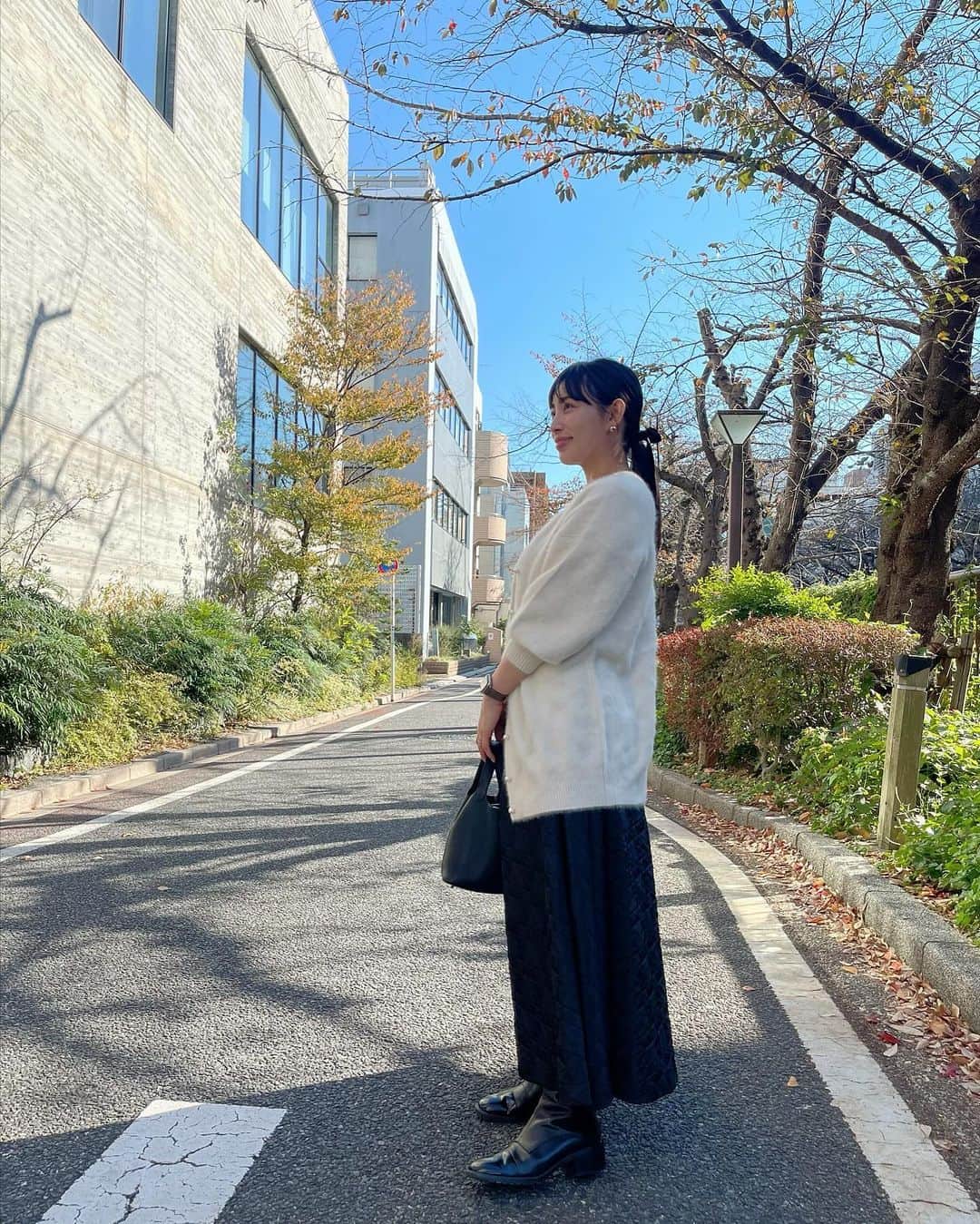 上野仁美さんのインスタグラム写真 - (上野仁美Instagram)「. ⁡ 久しぶりに今日は中目黒へ。 目黒川沿いをしばし散歩🌸 柔らかくて暖かい陽が気持ちよかったです😌 ⁡ ふわふわカーディガンは @jines_official  インナーが半袖でも、とっても温かくて着心地もなめらかでした🐈‍⬛ ⁡ ⁡ ⁡ #pr #jines #ootd」11月30日 18時21分 - hitomi0502_u
