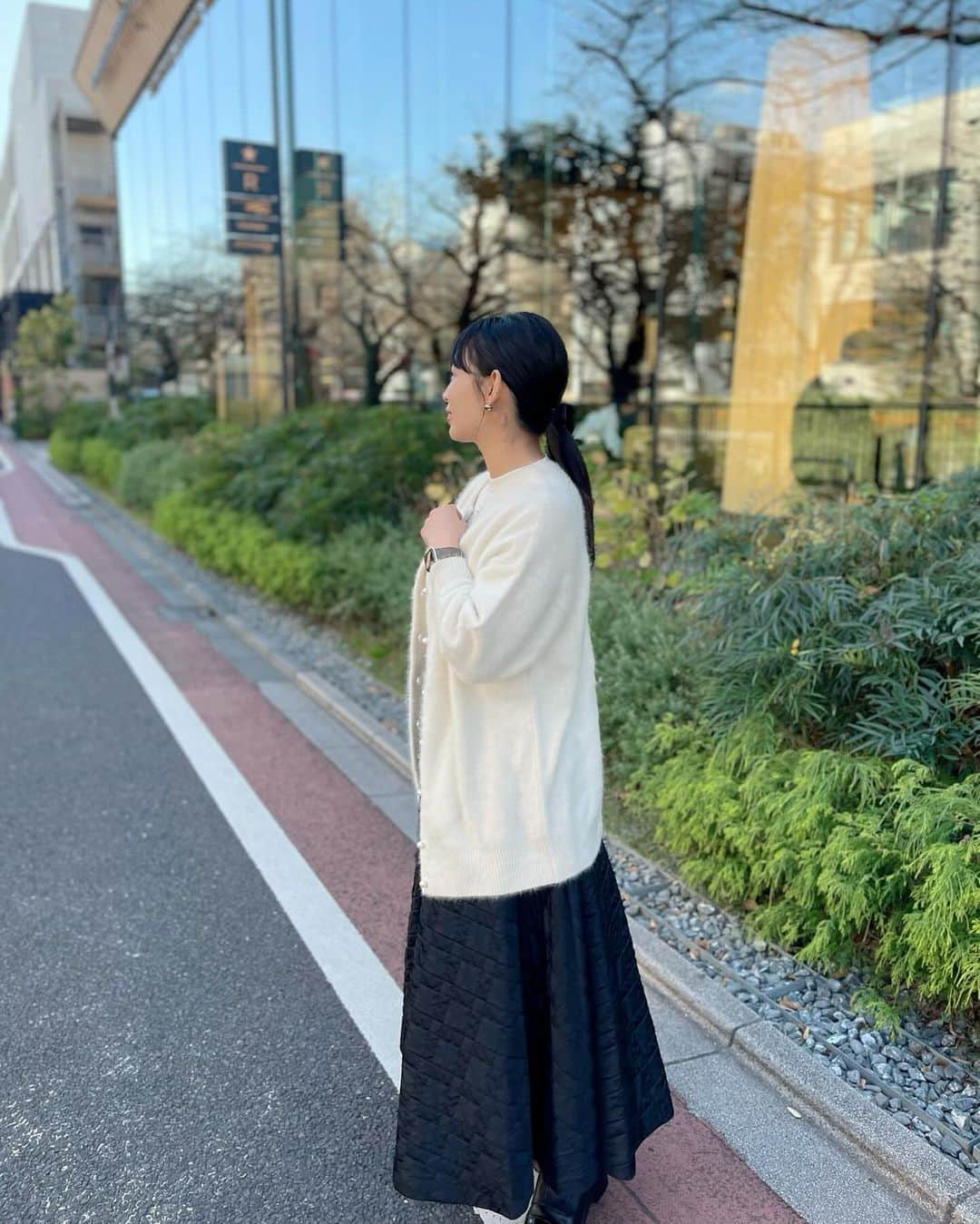 上野仁美さんのインスタグラム写真 - (上野仁美Instagram)「. ⁡ 久しぶりに今日は中目黒へ。 目黒川沿いをしばし散歩🌸 柔らかくて暖かい陽が気持ちよかったです😌 ⁡ ふわふわカーディガンは @jines_official  インナーが半袖でも、とっても温かくて着心地もなめらかでした🐈‍⬛ ⁡ ⁡ ⁡ #pr #jines #ootd」11月30日 18時21分 - hitomi0502_u