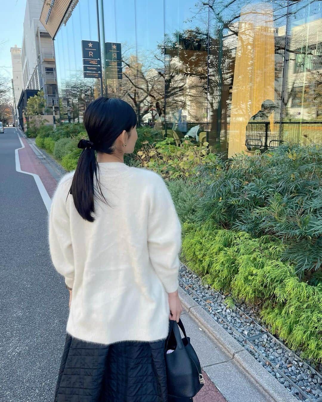 上野仁美のインスタグラム：「. ⁡ 久しぶりに今日は中目黒へ。 目黒川沿いをしばし散歩🌸 柔らかくて暖かい陽が気持ちよかったです😌 ⁡ ふわふわカーディガンは @jines_official  インナーが半袖でも、とっても温かくて着心地もなめらかでした🐈‍⬛ ⁡ ⁡ ⁡ #pr #jines #ootd」